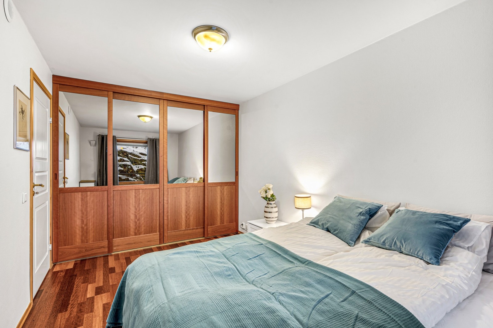 Skyvedørsgarderobe med god oppbevaringsplass på begge soverommene. Galleribilde