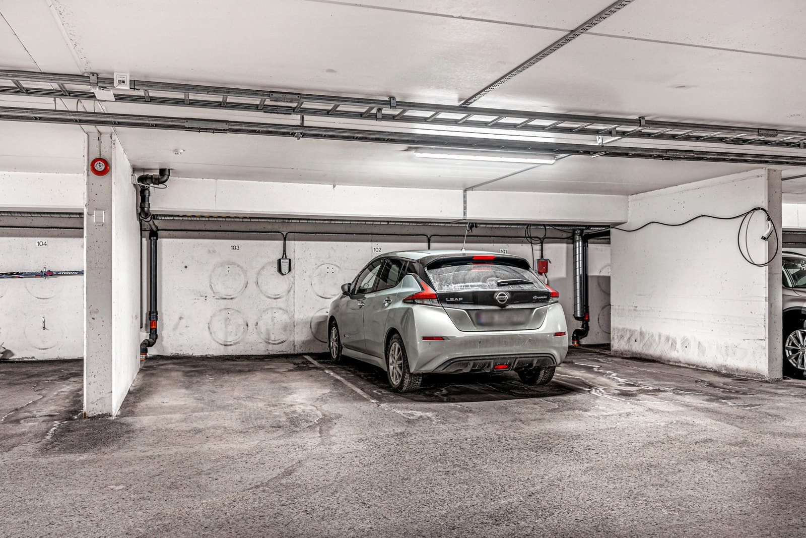Med leiligheten følger det også parkeringsplass i parkeringskjeller (plass til venstre merket "103"). Mulighet for etablering av ladepunkt mot etableringskostnad. Galleribilde