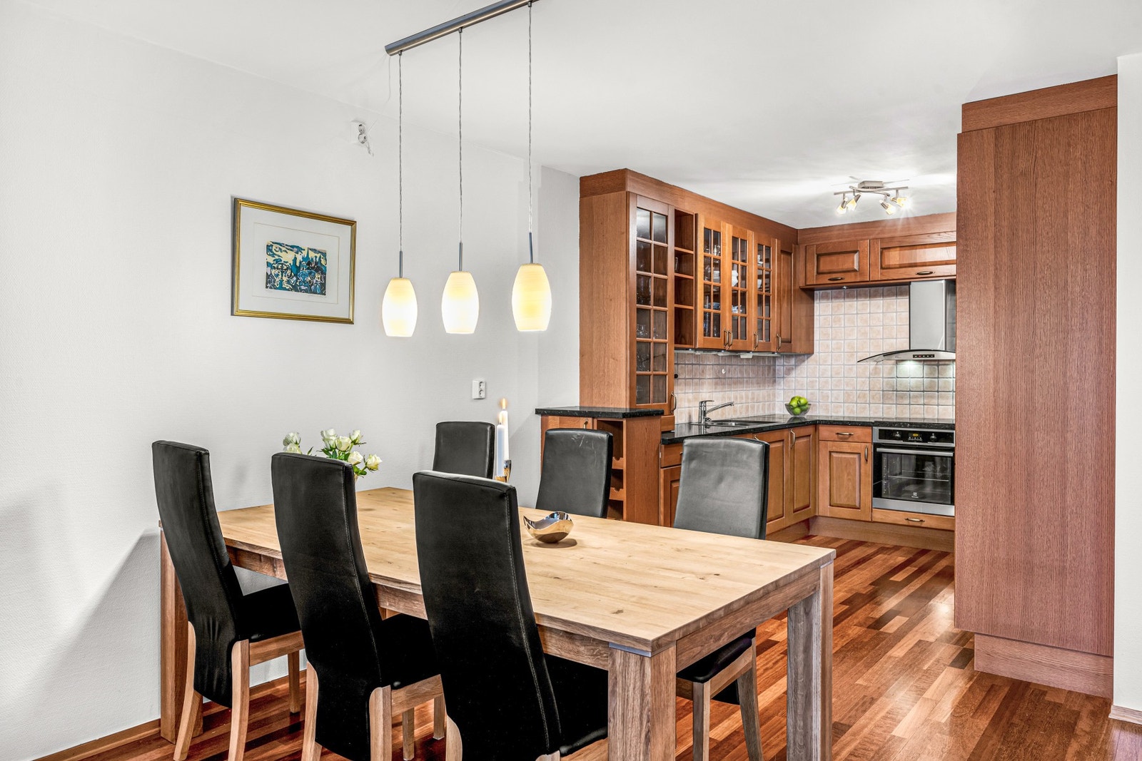 Det er mer en god nok plass til et større spisebord i stua - god plass til å samle venner og familie. Kjøkkenet har fått tildelt TG1 ifølge takstmann. Galleribilde