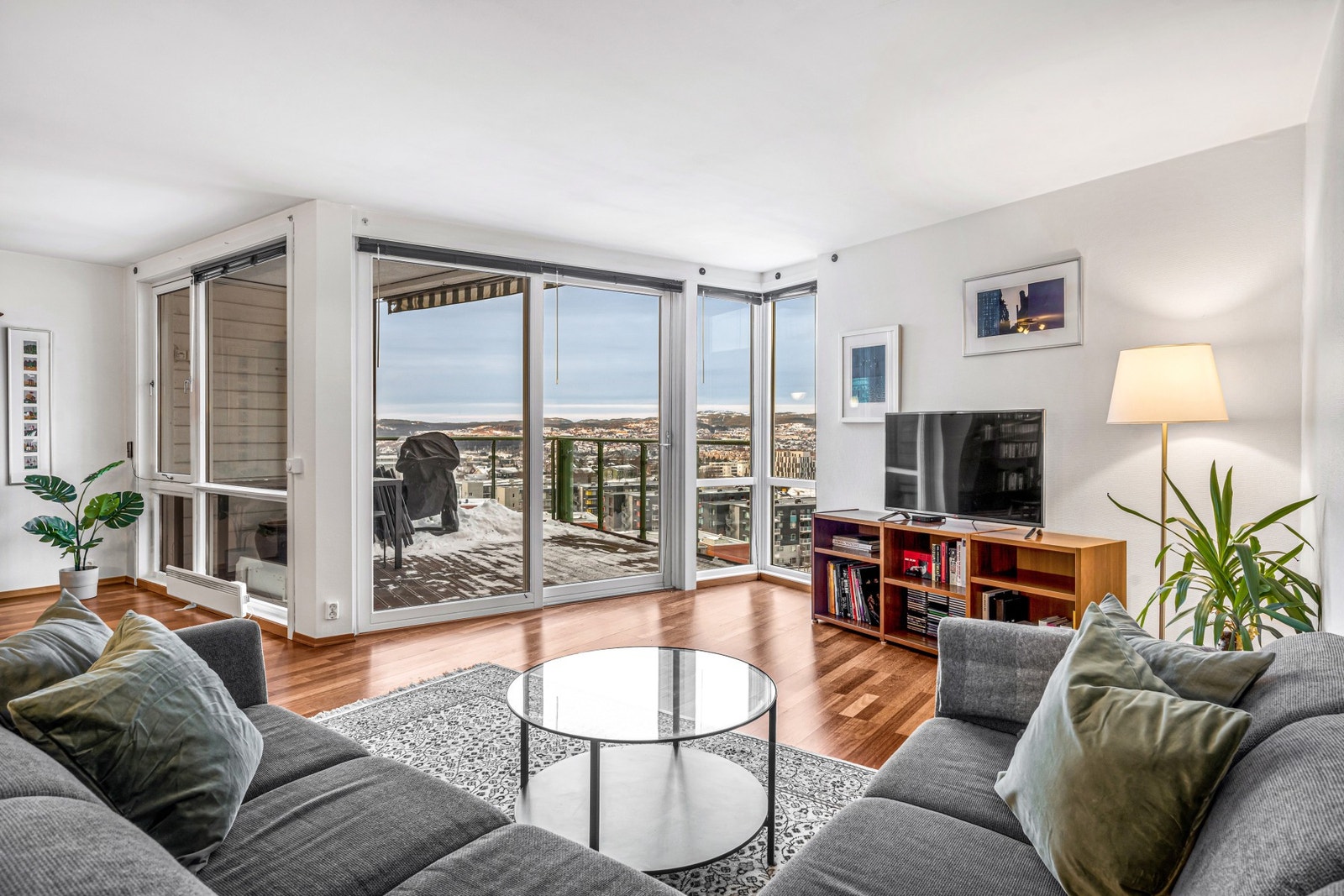 God plass til en større sofagruppe i stua. Godt med naturlig lysinnslipp og heve-/skyvedør ut mot verandaen. Galleribilde