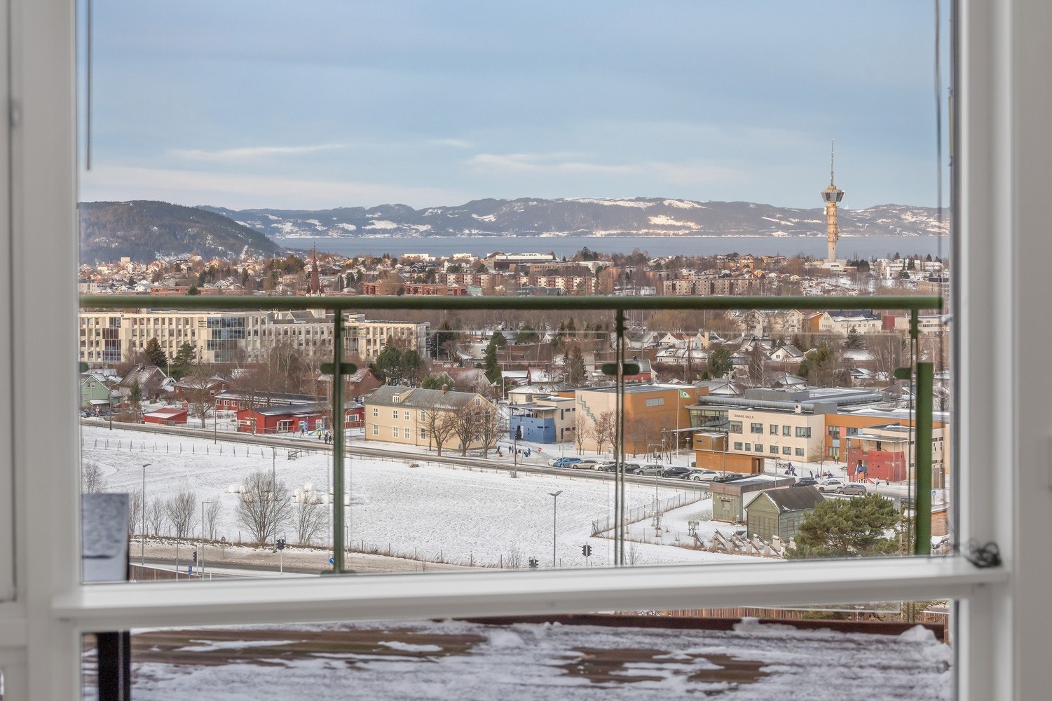 Nydelig utsikt mot fjorden og byen fra godstolen. Galleribilde