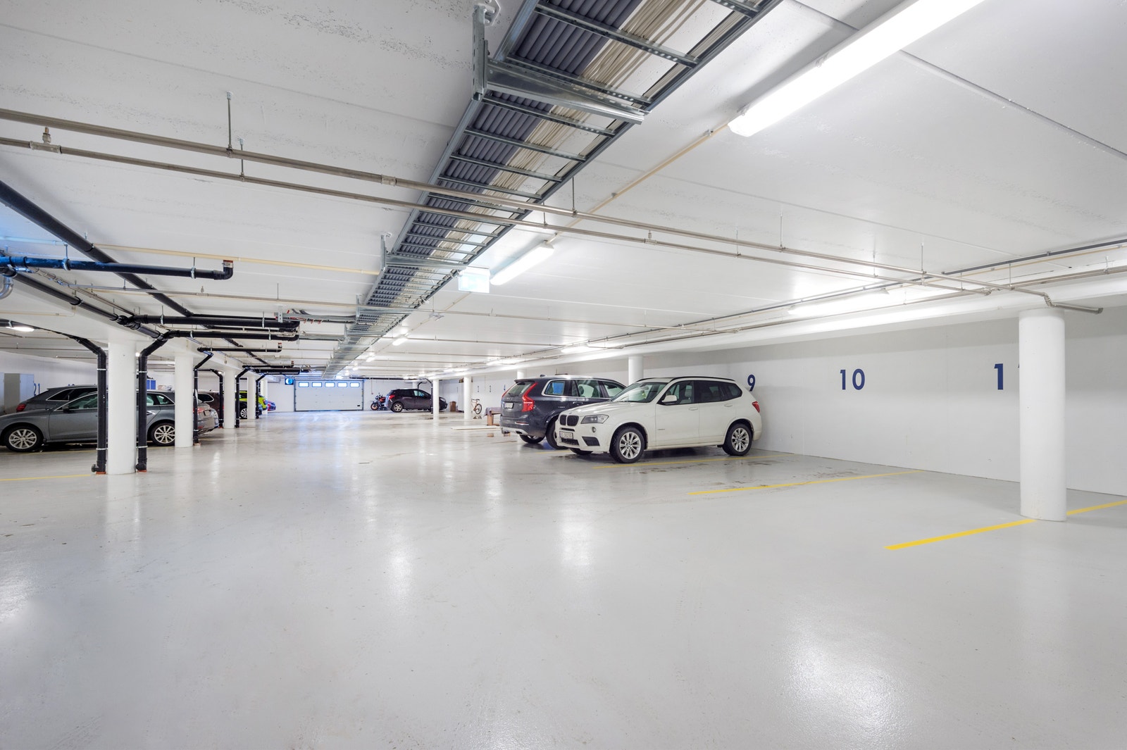 LYS HVITMALT GARASJE Galleribilde