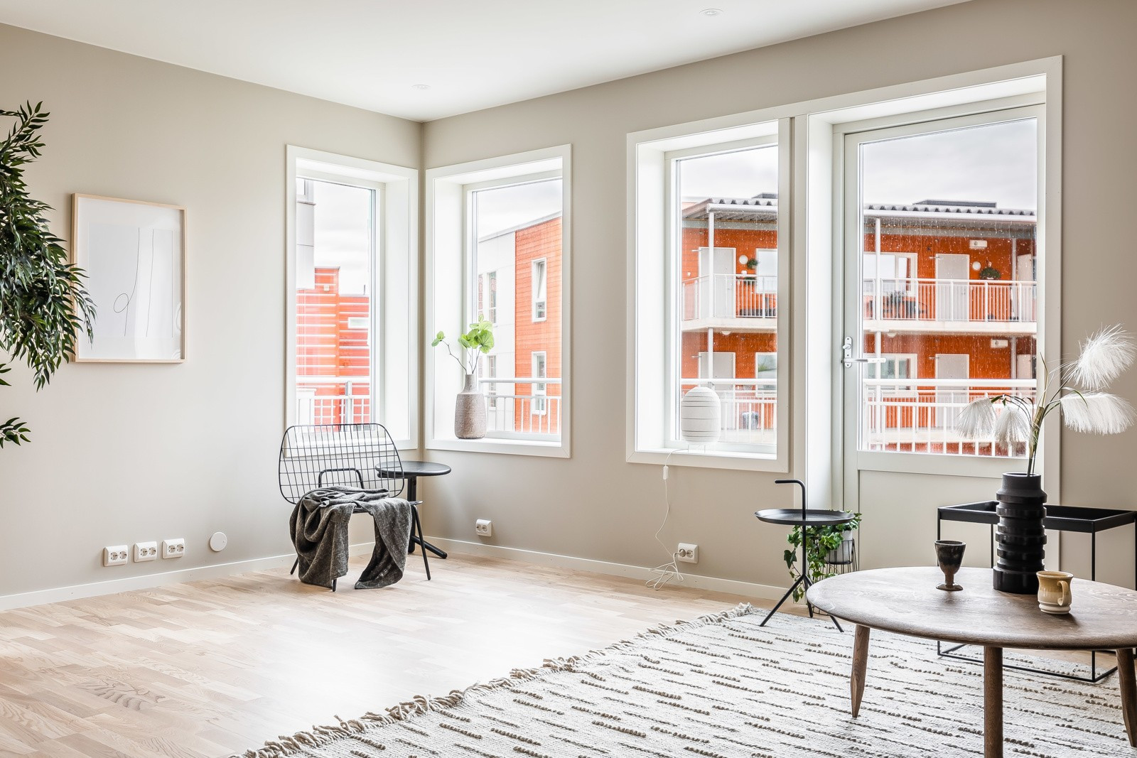 Fra stue er det utgang til stor innglasset veranda
