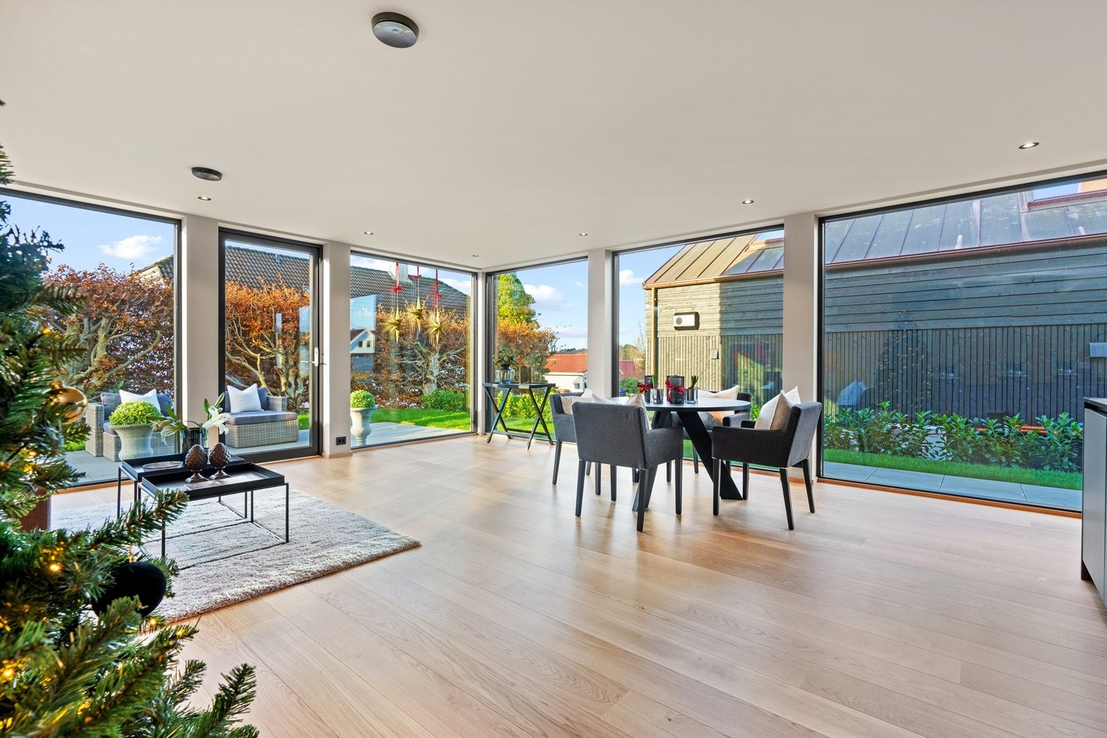 Lys og åpen stue med god plass til flere sittegrupper Galleribilde