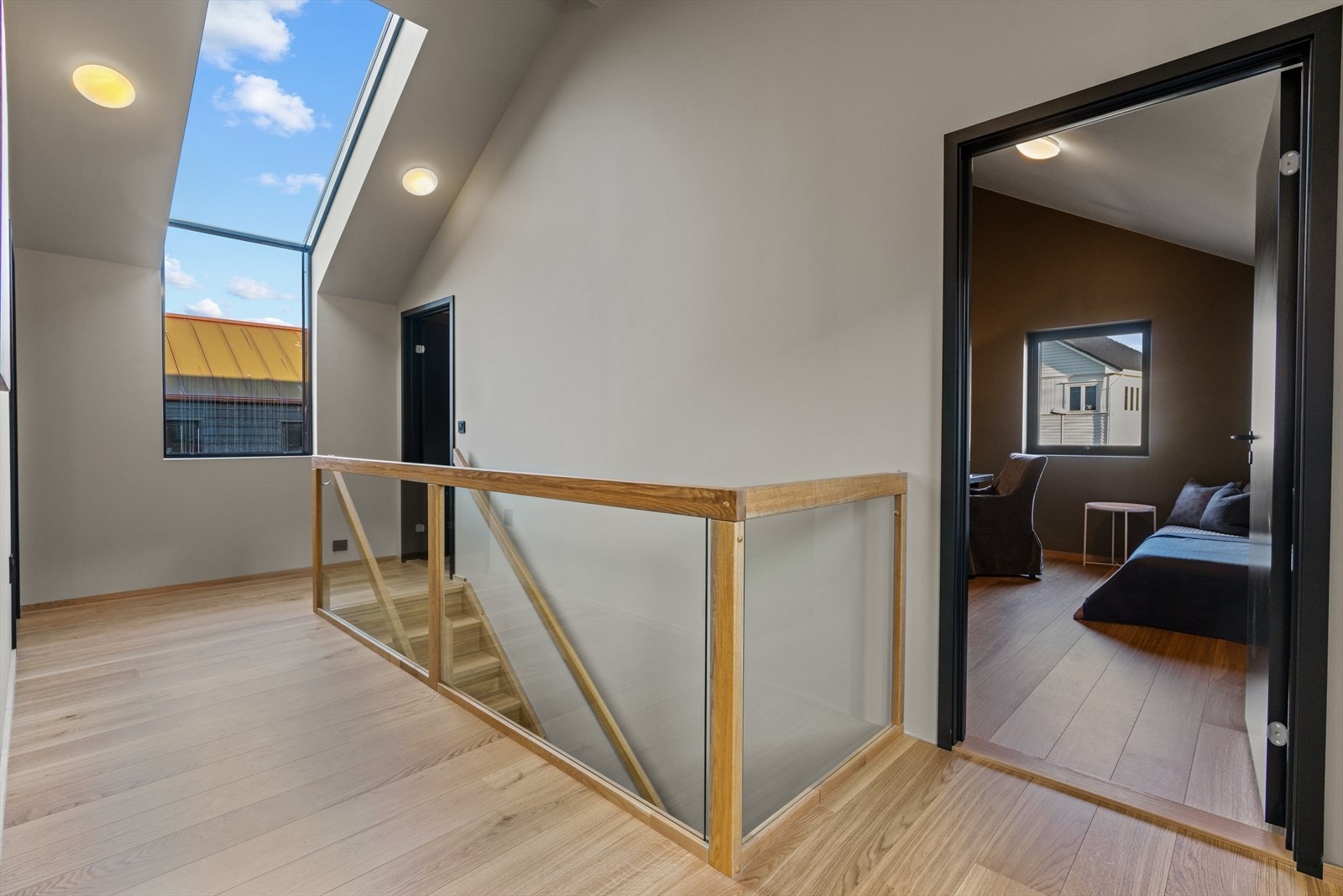 Flott trapp i eik med glassrekkverk.
Vindu gir godt med naturlig lys Galleribilde