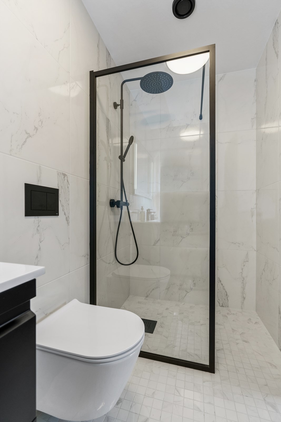 Praktisk og lekker walk-in dusj ( bad 1 ) Galleribilde