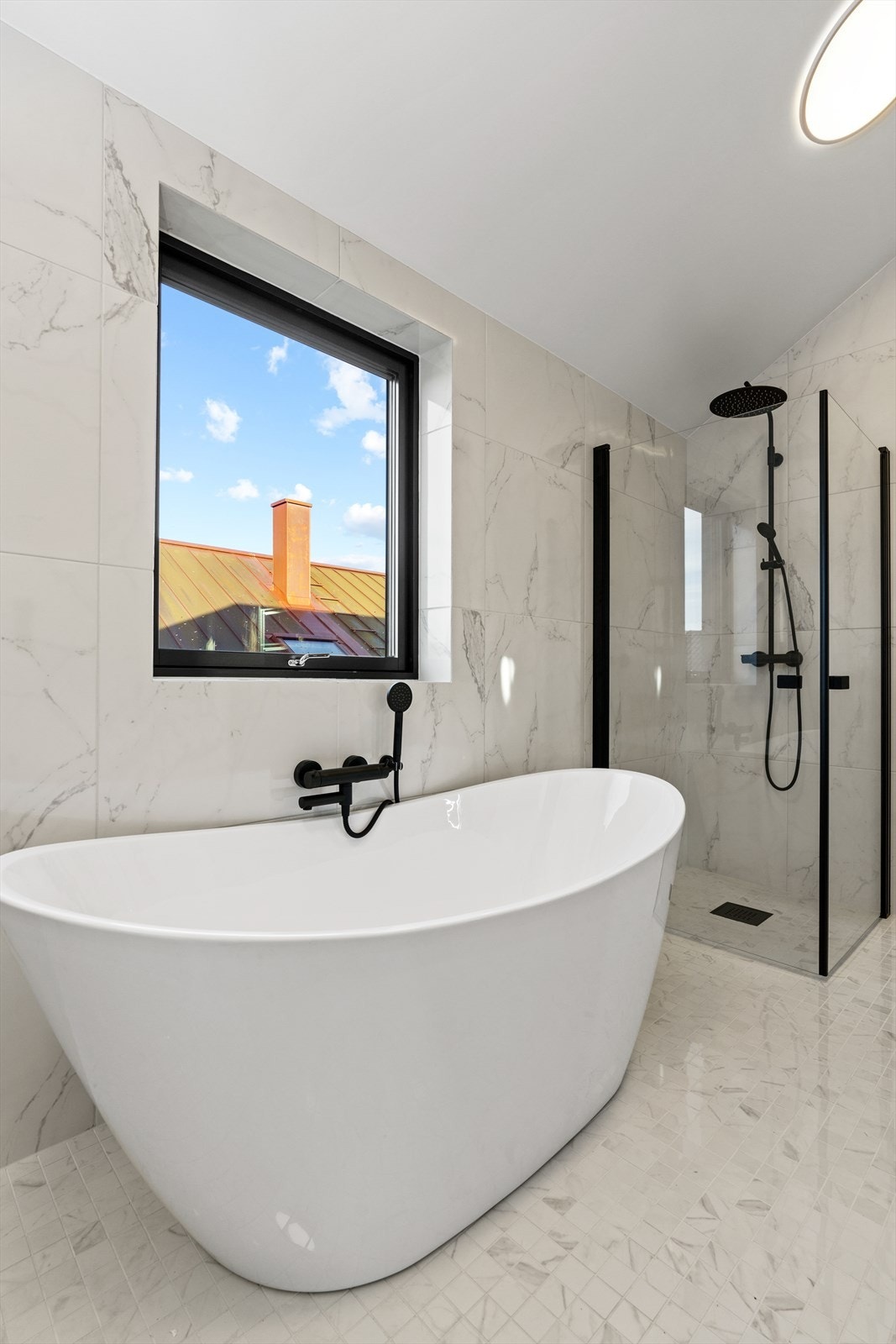 Bad 2 har badekar og dusjhjørne Galleribilde