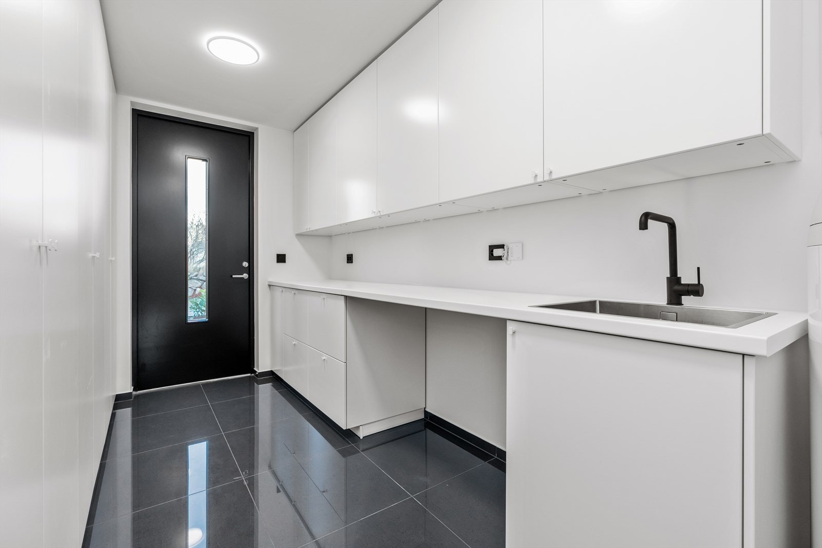 Praktisk vaskerom, dette er innredet med arbeidsbenk, utslagsvask, over- og underskap. Galleribilde