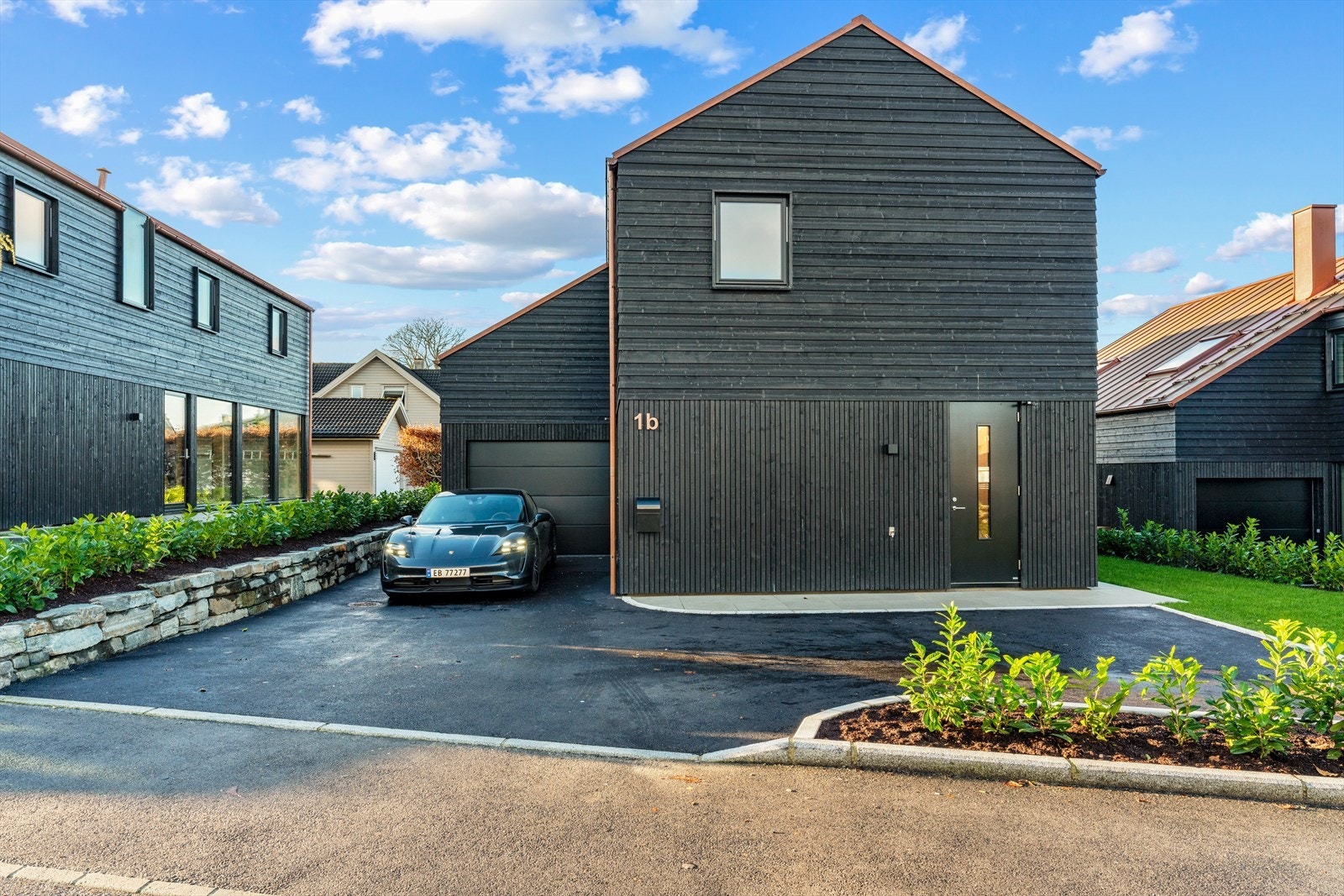 Gårdsrom med plass til flere biler Galleribilde