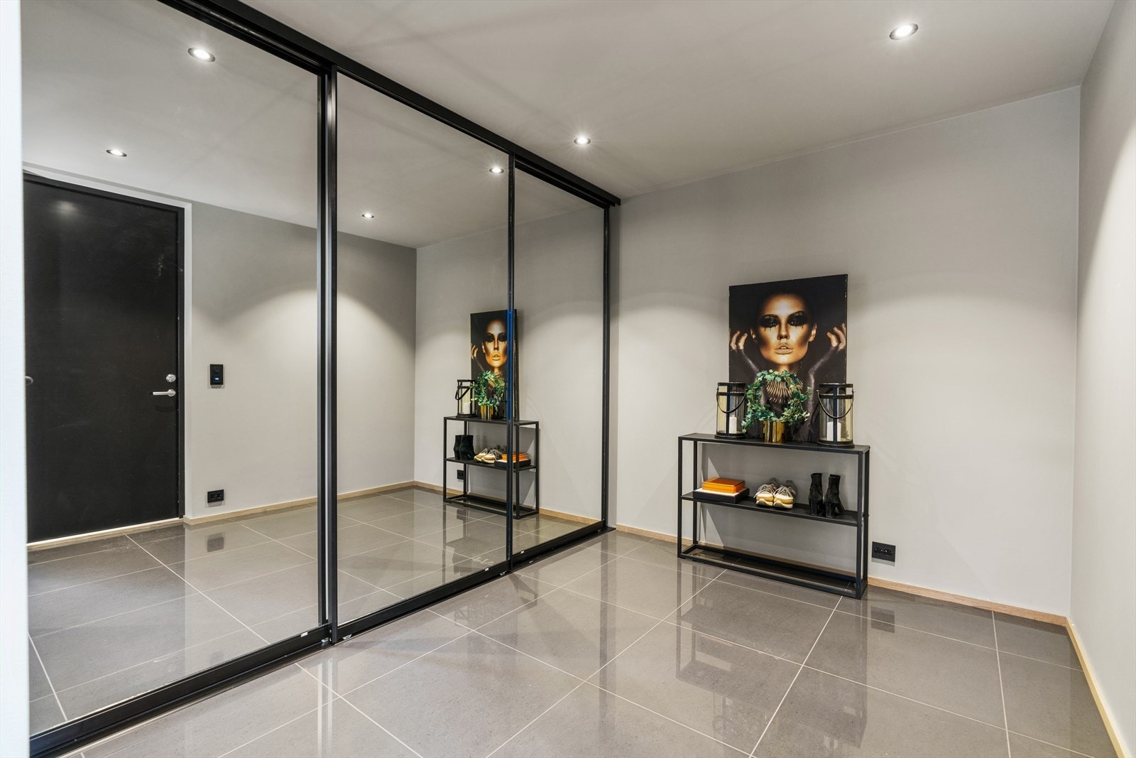 Inngangsparti med stor skyvedørsgarderobe Galleribilde