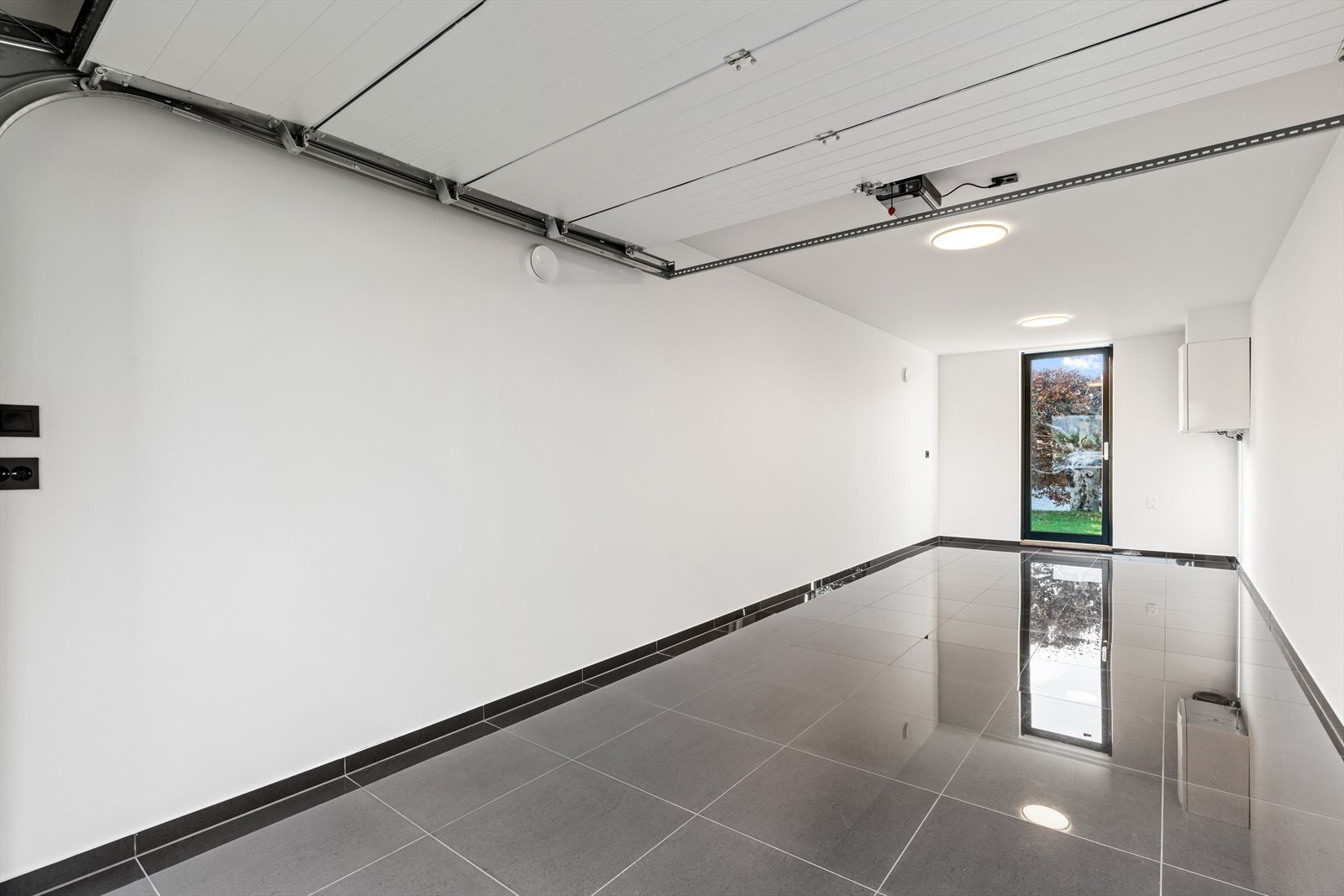 Flislagt garasje Galleribilde