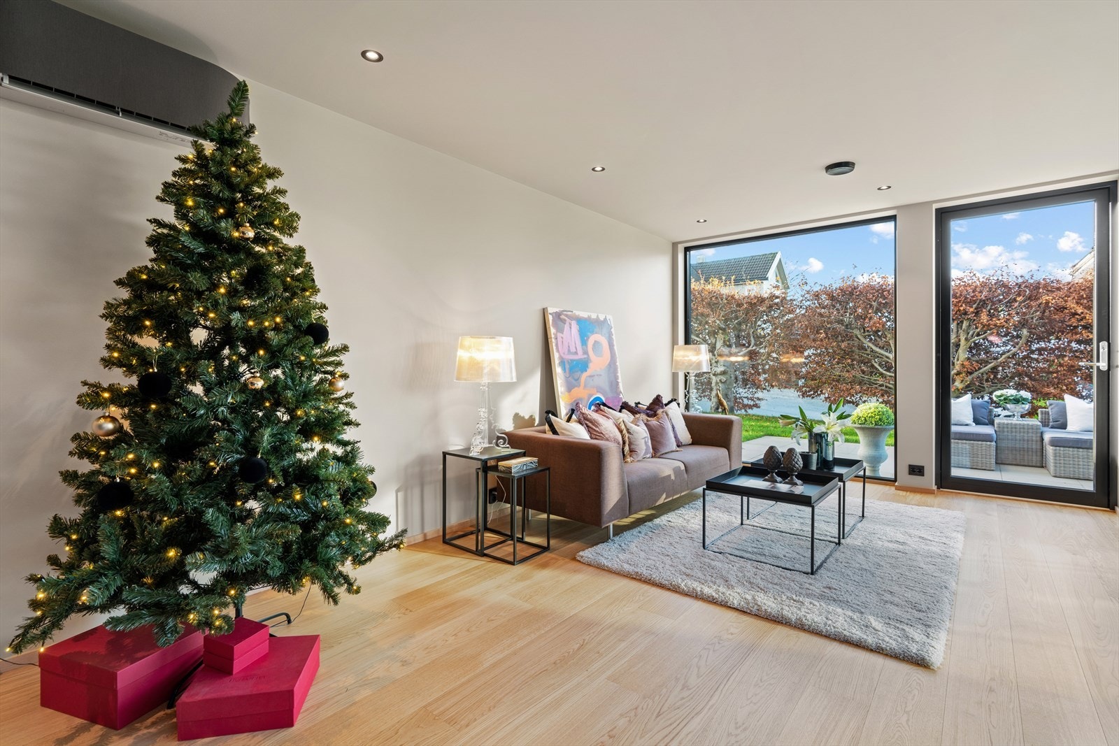 Stilren varmepumpe installert i stue Galleribilde