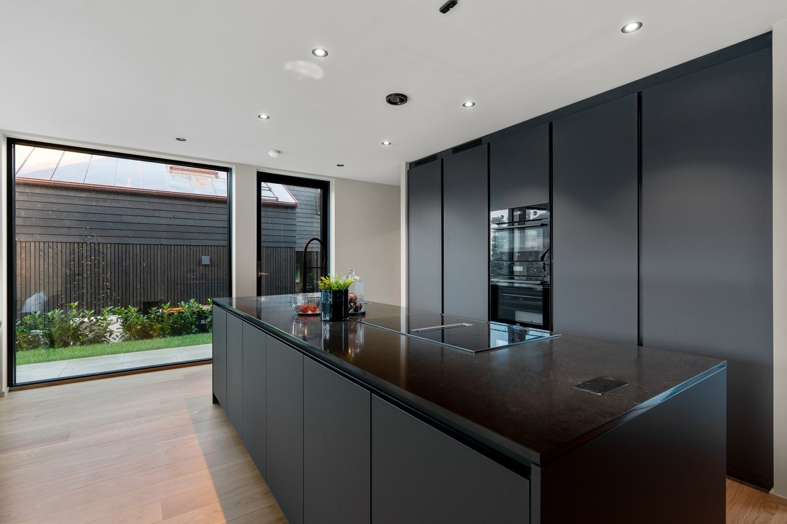 Lekkert og slett kjøkken fra Smith med tilhørende integrerte hvitevarer Galleribilde