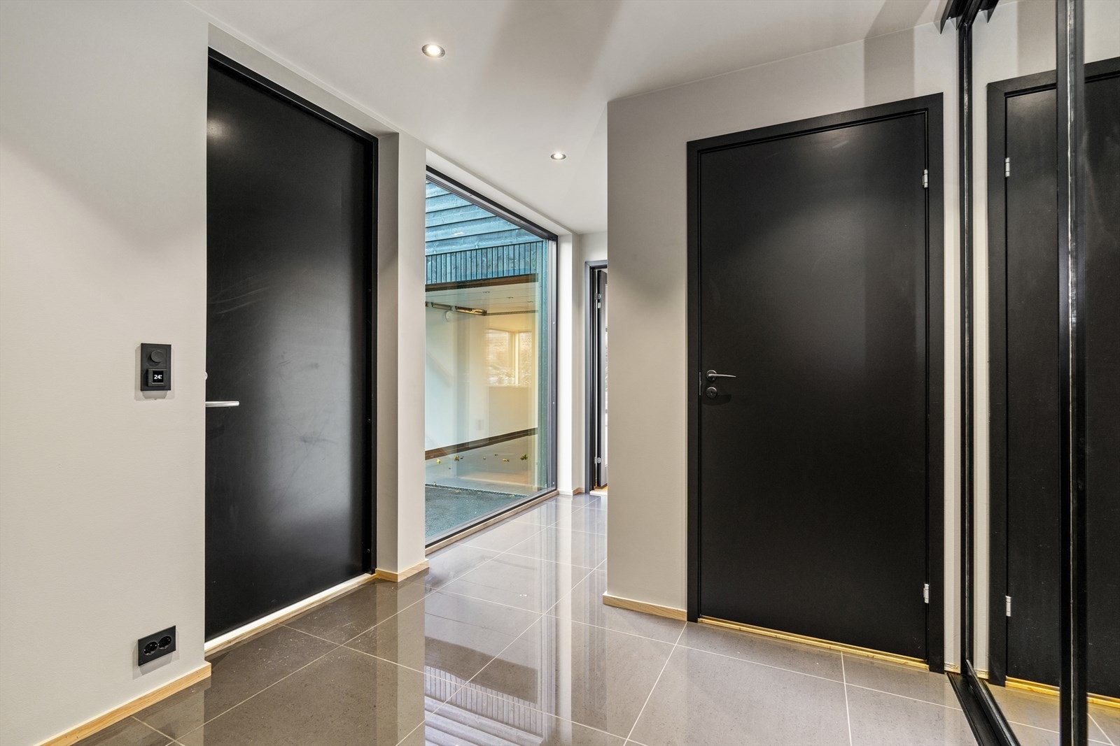 Godt med naturlig lys i inngangsparti Galleribilde