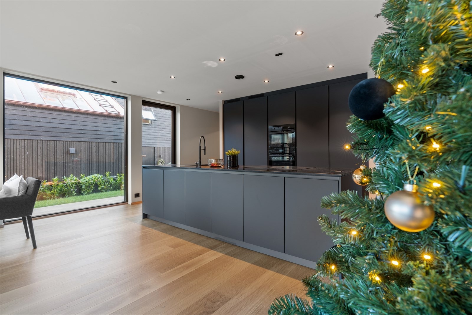 Det meste av utstyr har gjennomførte svarte profiler Galleribilde