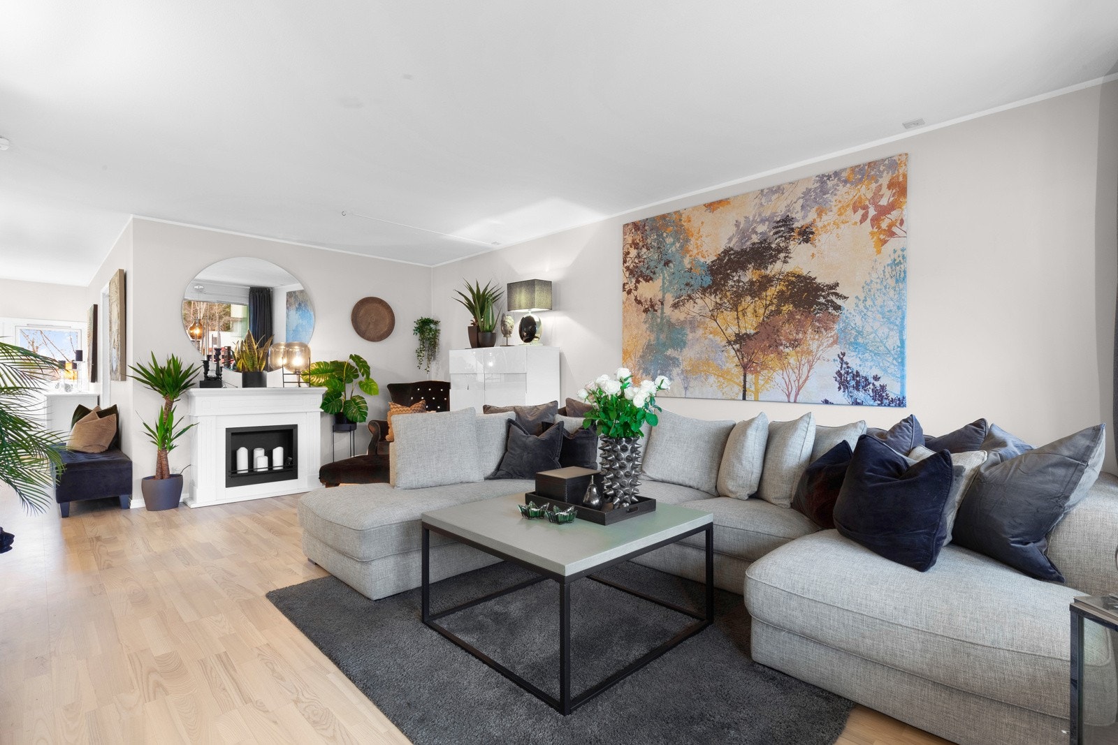 Det er 3-stavs hvitpigmentert eikeparkett på gulv og glatte, malte veggflater. Galleribilde