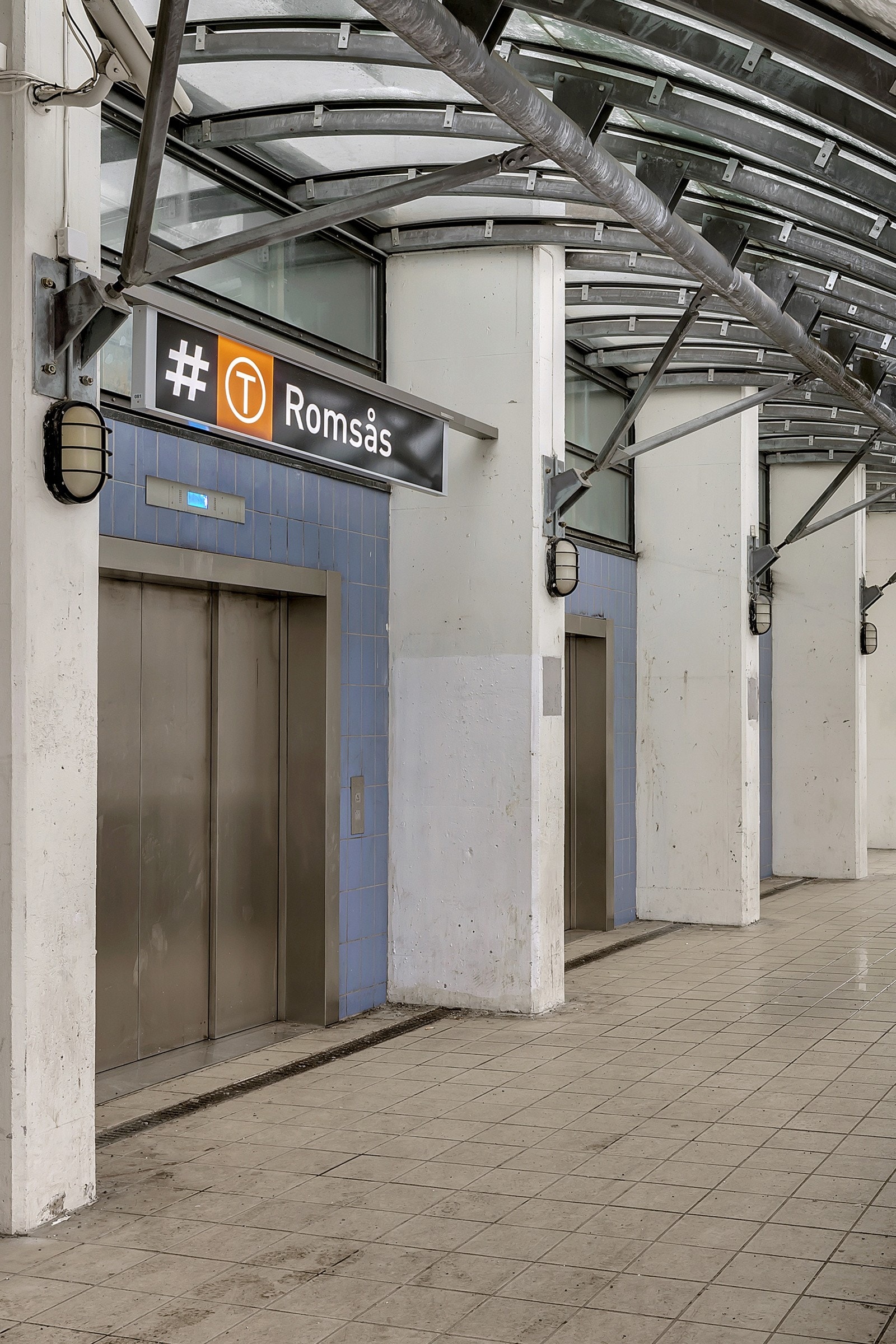 Romsås stasjon er en t-banestasjon på Grorudbanen med hyppige avganger til og fra sentrum. Galleribilde