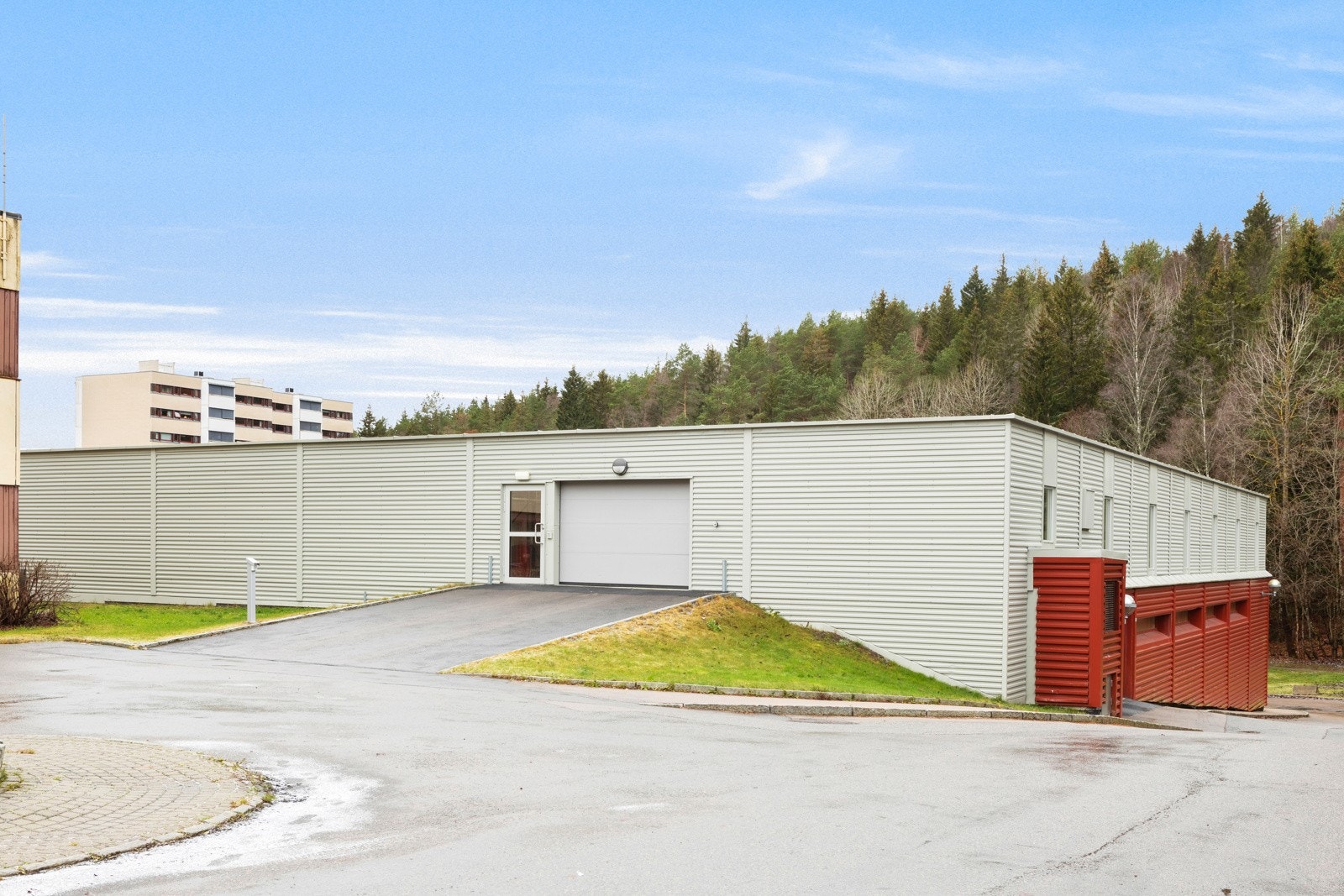 Felles garasjeanlegg med egen plass medfølger. Galleribilde