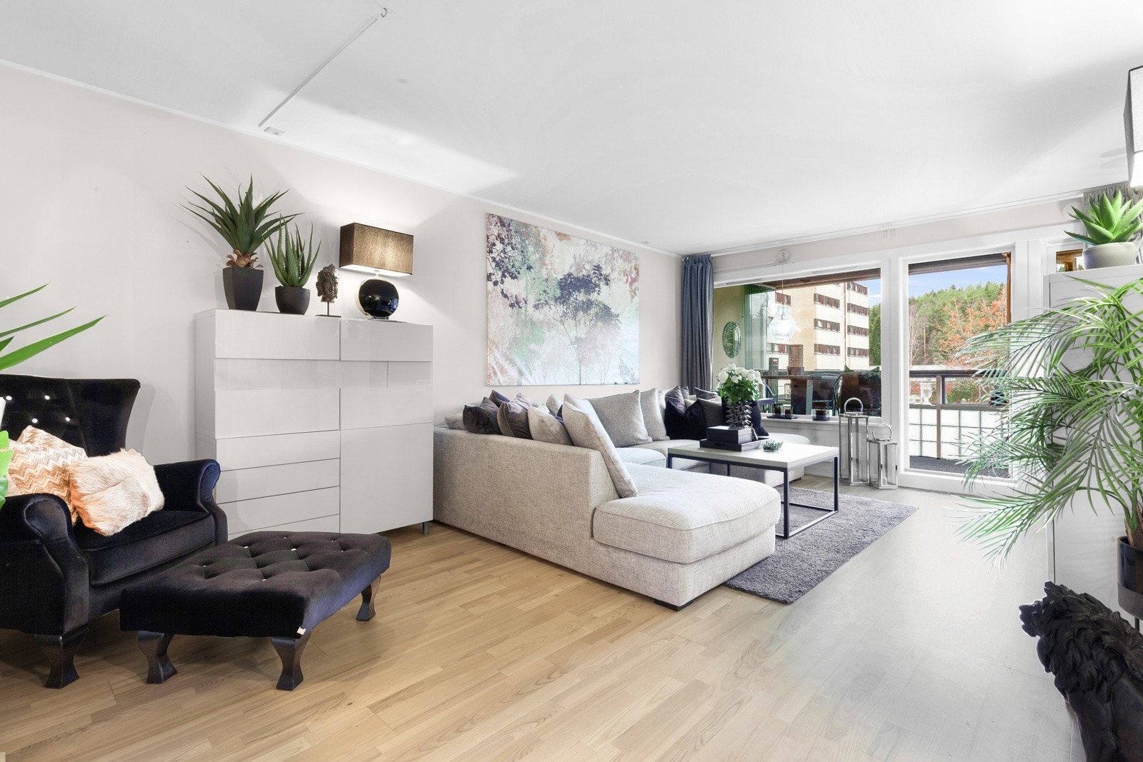 Utgang til innglasset balkong som fungerer som en herlig forlengelse av rommet. Galleribilde