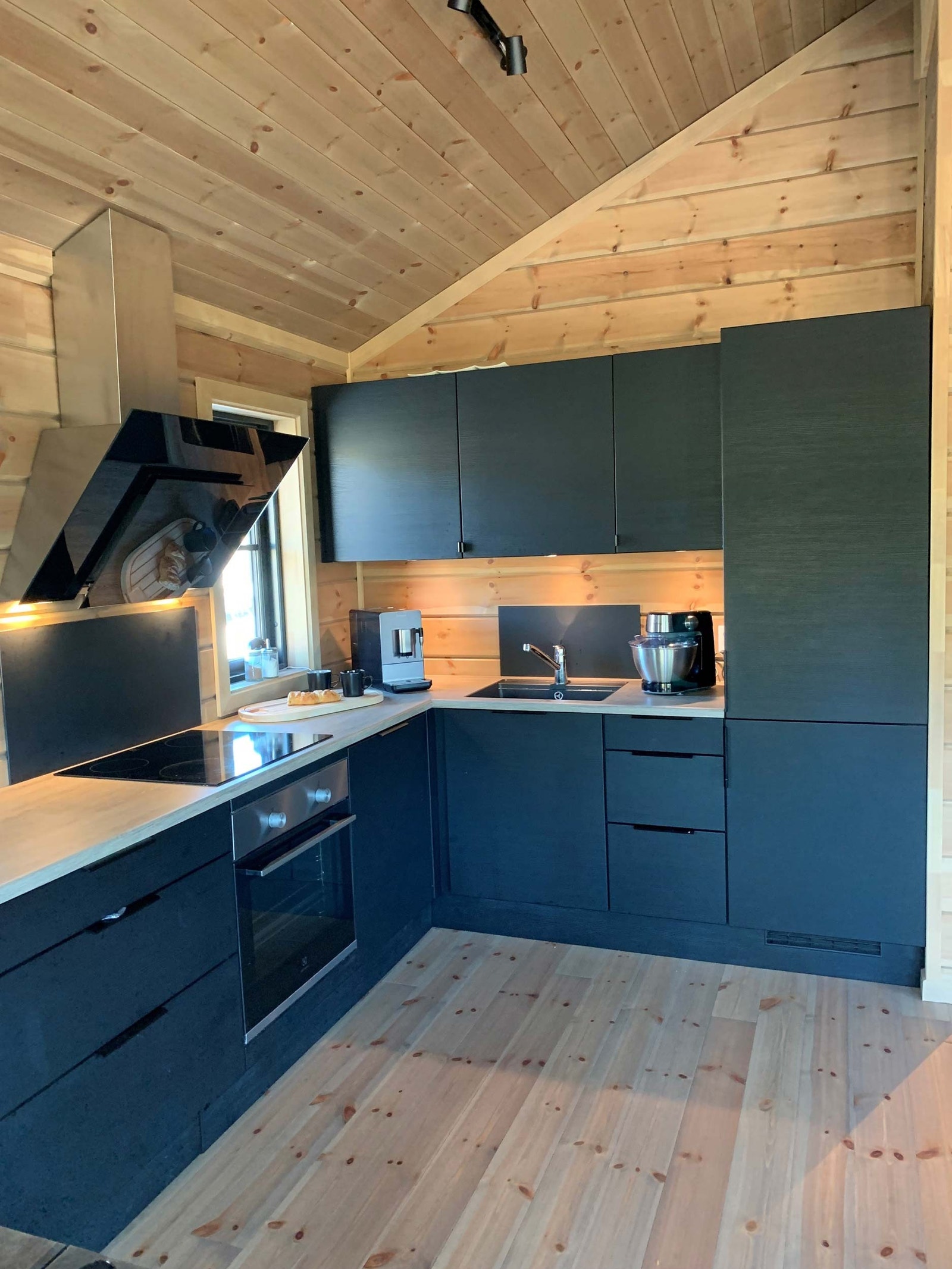 Bekkeblom med tilpasset kjøkken Galleribilde