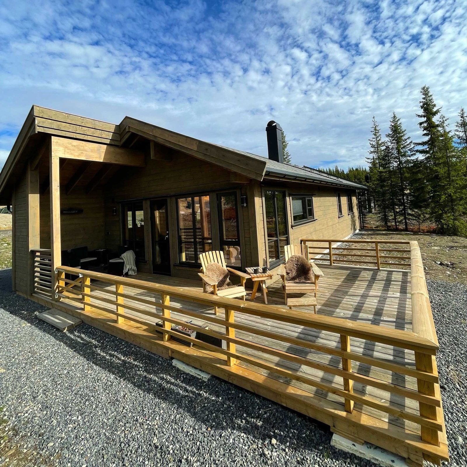 Bekkeblom hytte med utestue (gapahuk) Galleribilde