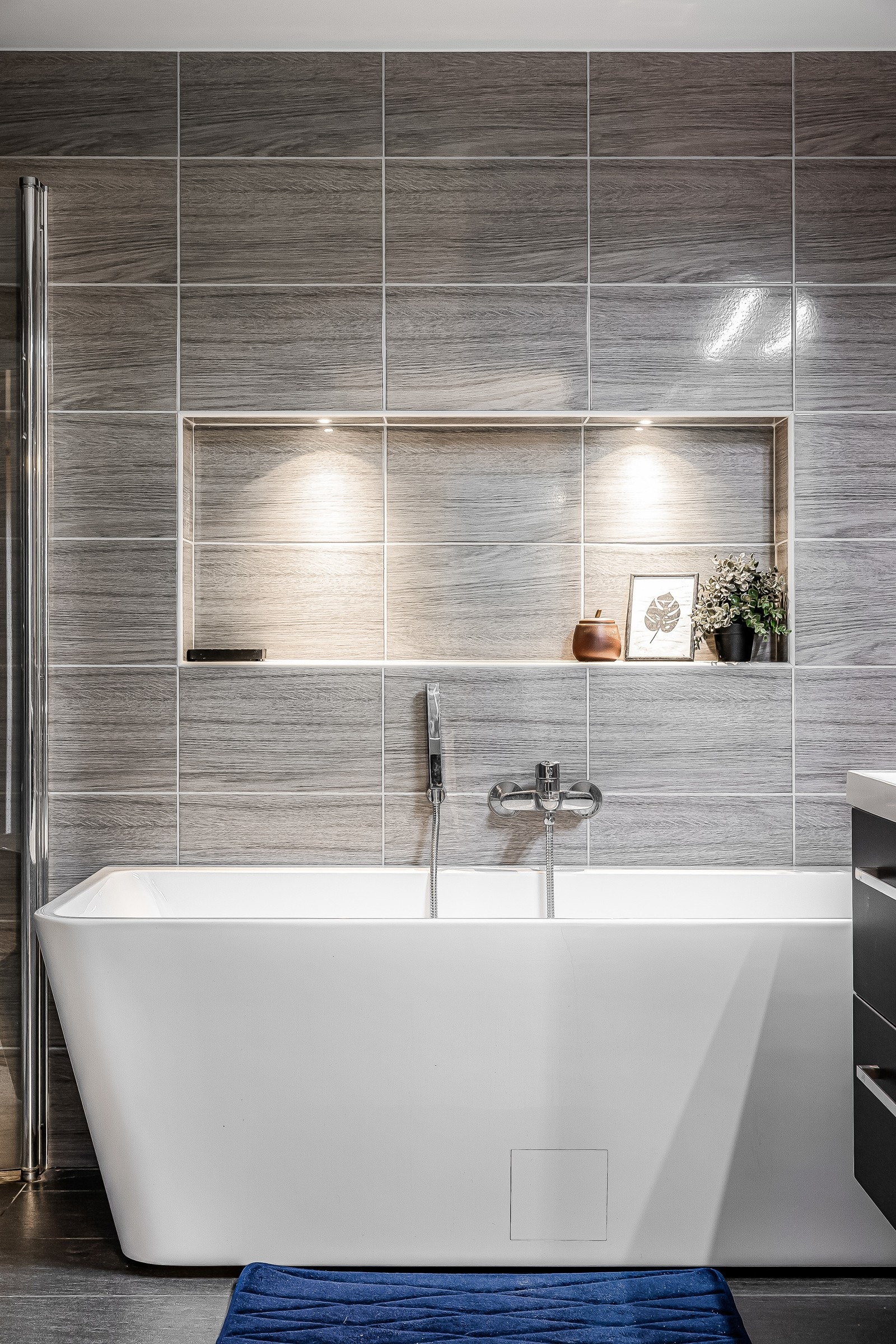 Bad 1. En dusj er herlig oppkvikkende, for all del, men det er ingenting som slår en “nær-spa- opplevelse” som å tusle inn på badet, lukke døra etter seg og synke ned i et kar med varmt og velduftende badevann. På hovedbadet får du begge deler. Galleribilde