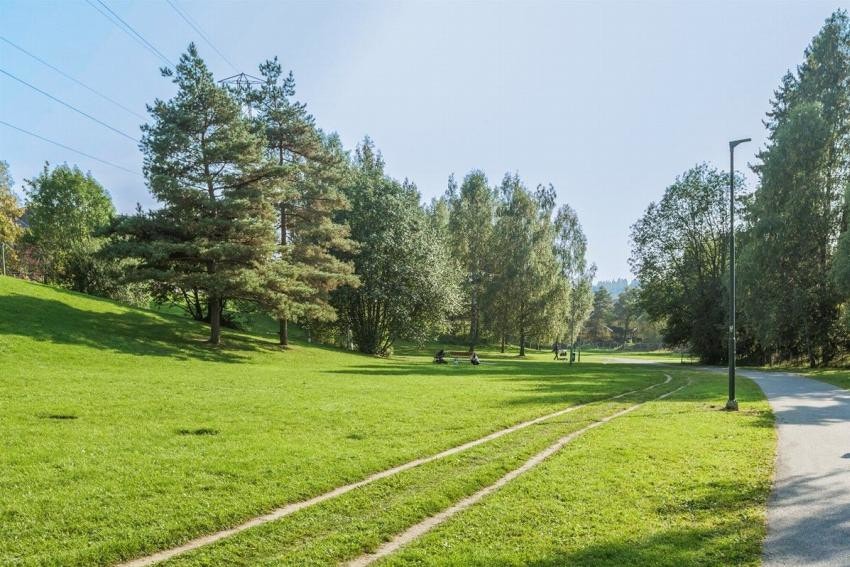 Fra leiligheten er det kort vei til flere tur- og treningsmuligheter. Mærradalen med fine turstier og sommeren og preparerte løyper om vinteren som fører opp til marka. Galleribilde