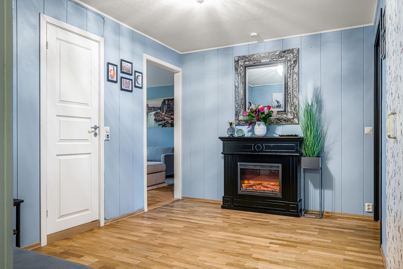 Leiligheten har en innbydende entré med plassbygd garderobeskap og direkte tilknytning til garderoberom/innvendig bod. Galleribilde