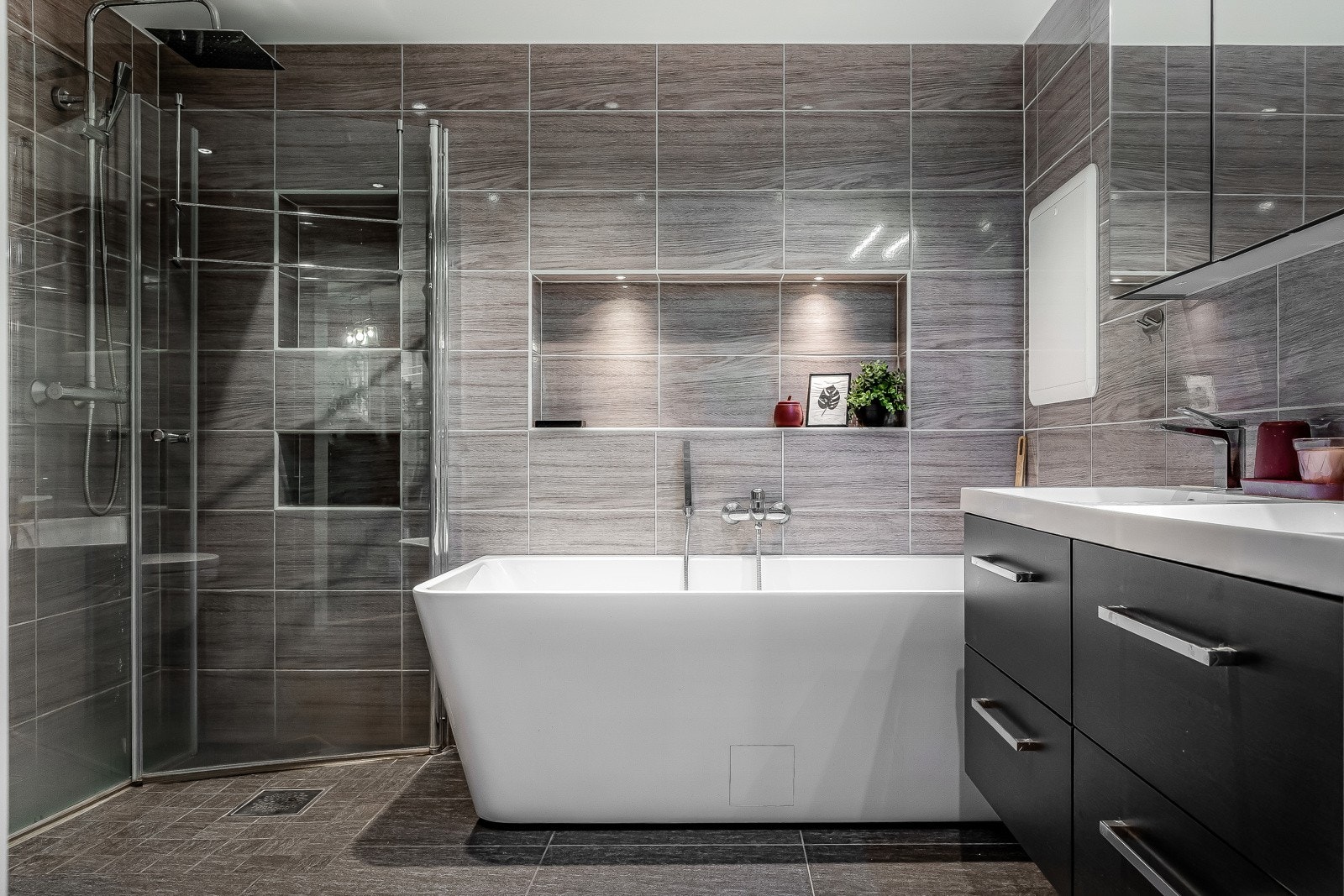 Bad 1. Moderne flislagt bad fra 2019 med varmekabler. Galleribilde