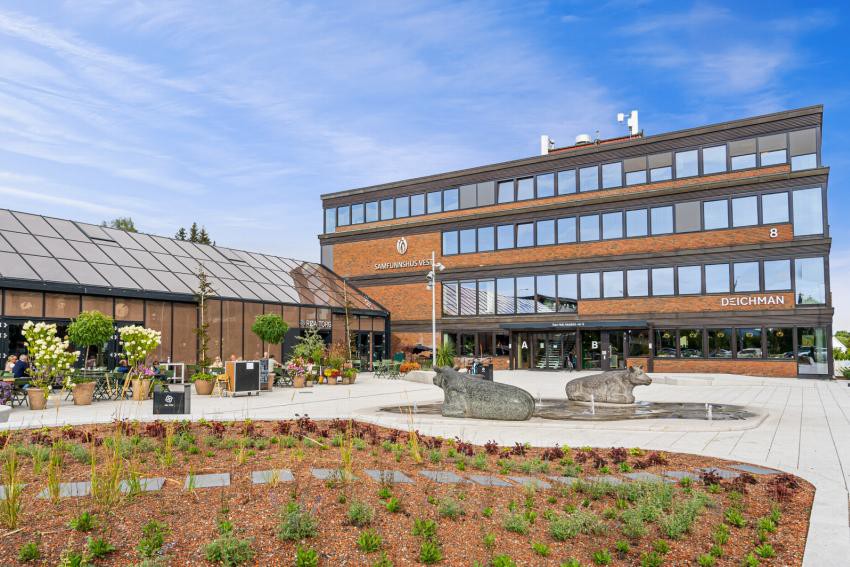 Nye røa Torg. Dette er et nytt naturlig samlingspunkt for mange hyggelige aktiviteter. Galleribilde