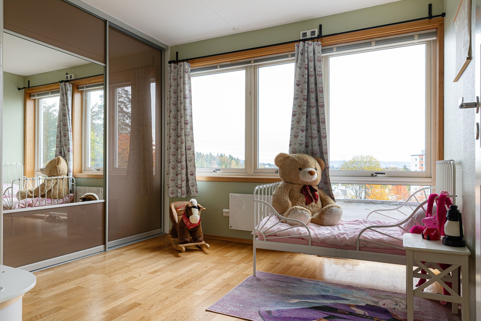 Soverom 4 er romslig med god oppbevaringsplass i skyvedørsgarderobe. Galleribilde