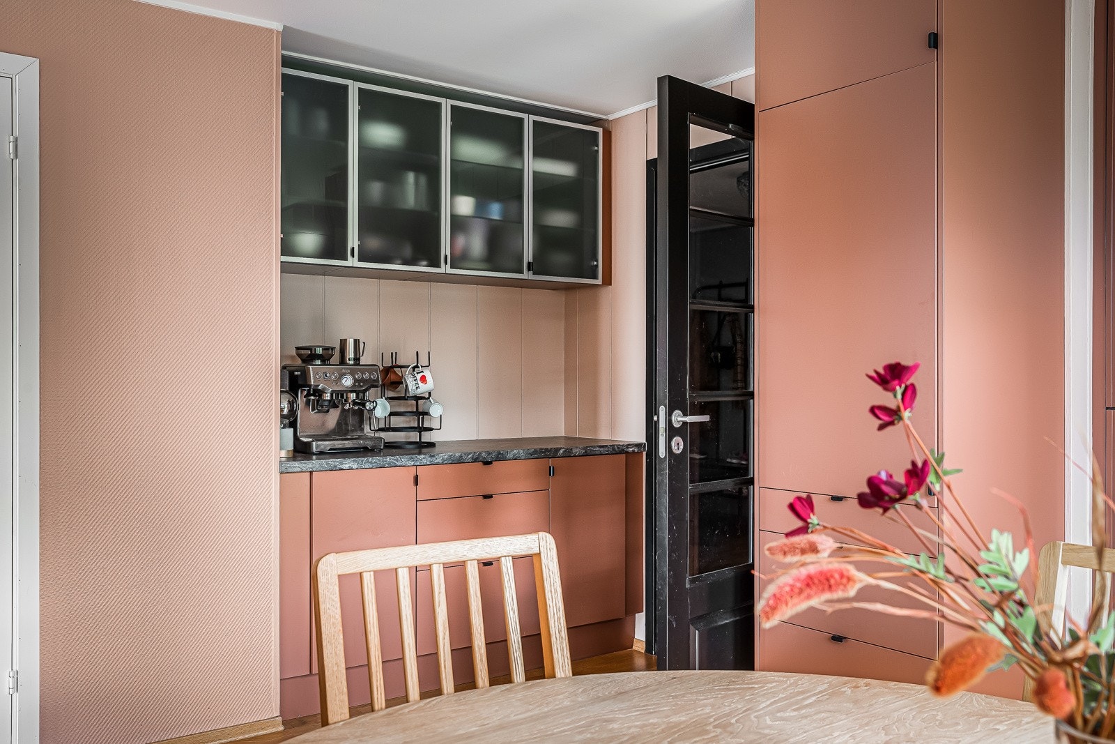 Moderne og tidsriktig kjøkken som har godt med skap- og benkeplass. Galleribilde