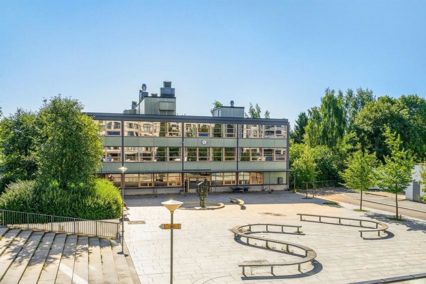 Det er kun noen minutters gange til barneskole, ungdomsskole, Videregående skole, samt Steinerskolen. Galleribilde