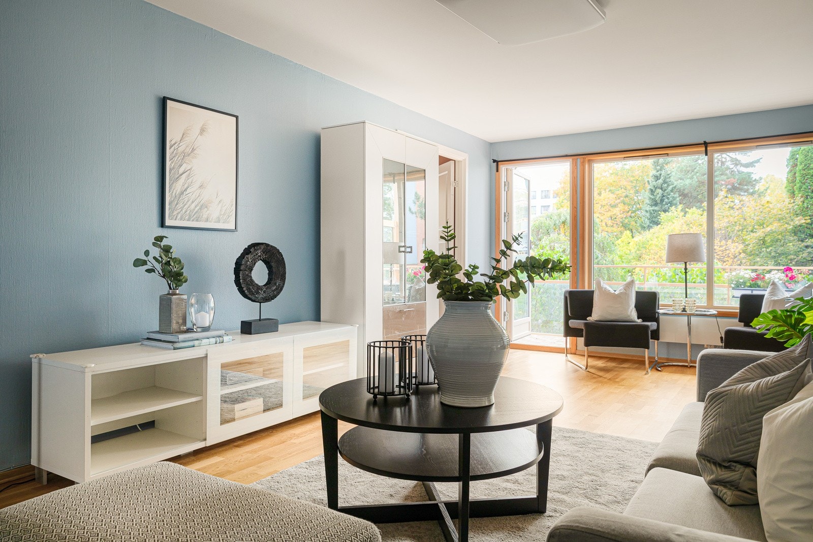 Stuen har store vindusflater som gir gode innvendige lysforhold. Galleribilde