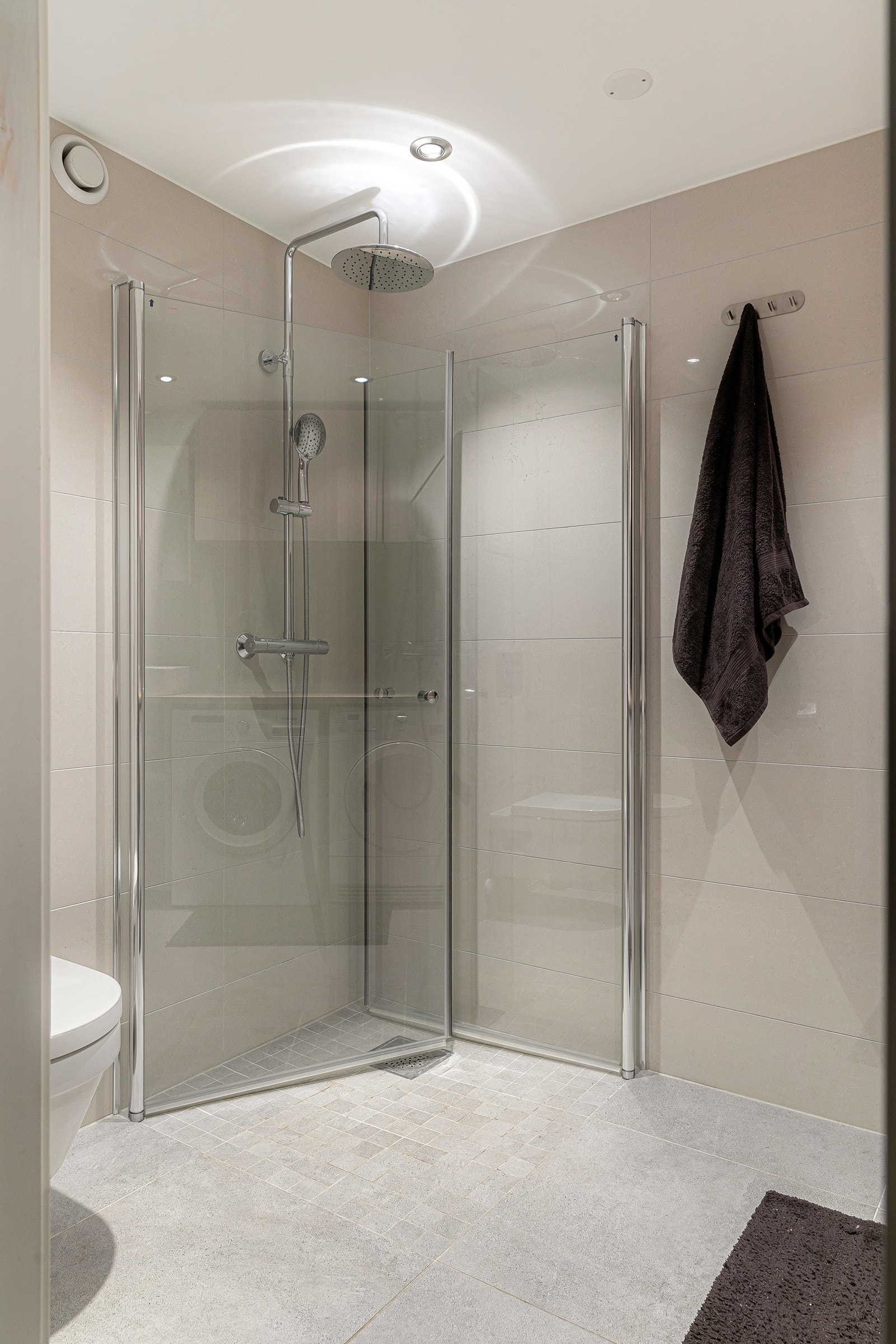 Bad 2. Badet har dusjhjørne med innfellbare glassdører og regnfallsdusj. Galleribilde