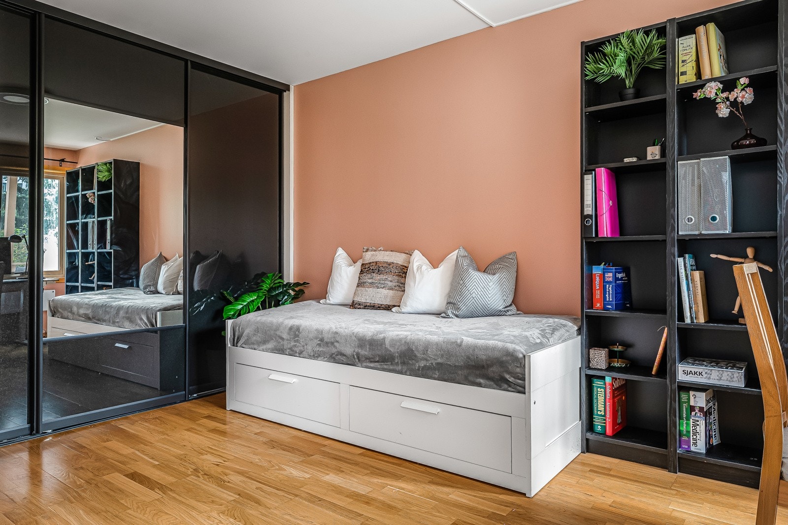 Soverom 2 er et fint barnerom, gjesterom eller hjemmekontor. Galleribilde