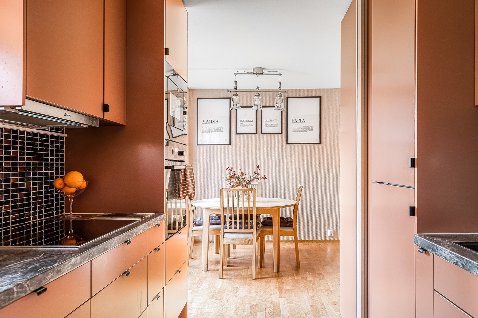 Her kan maten tilberedes samtidig som kokken holdes med selskap. Galleribilde