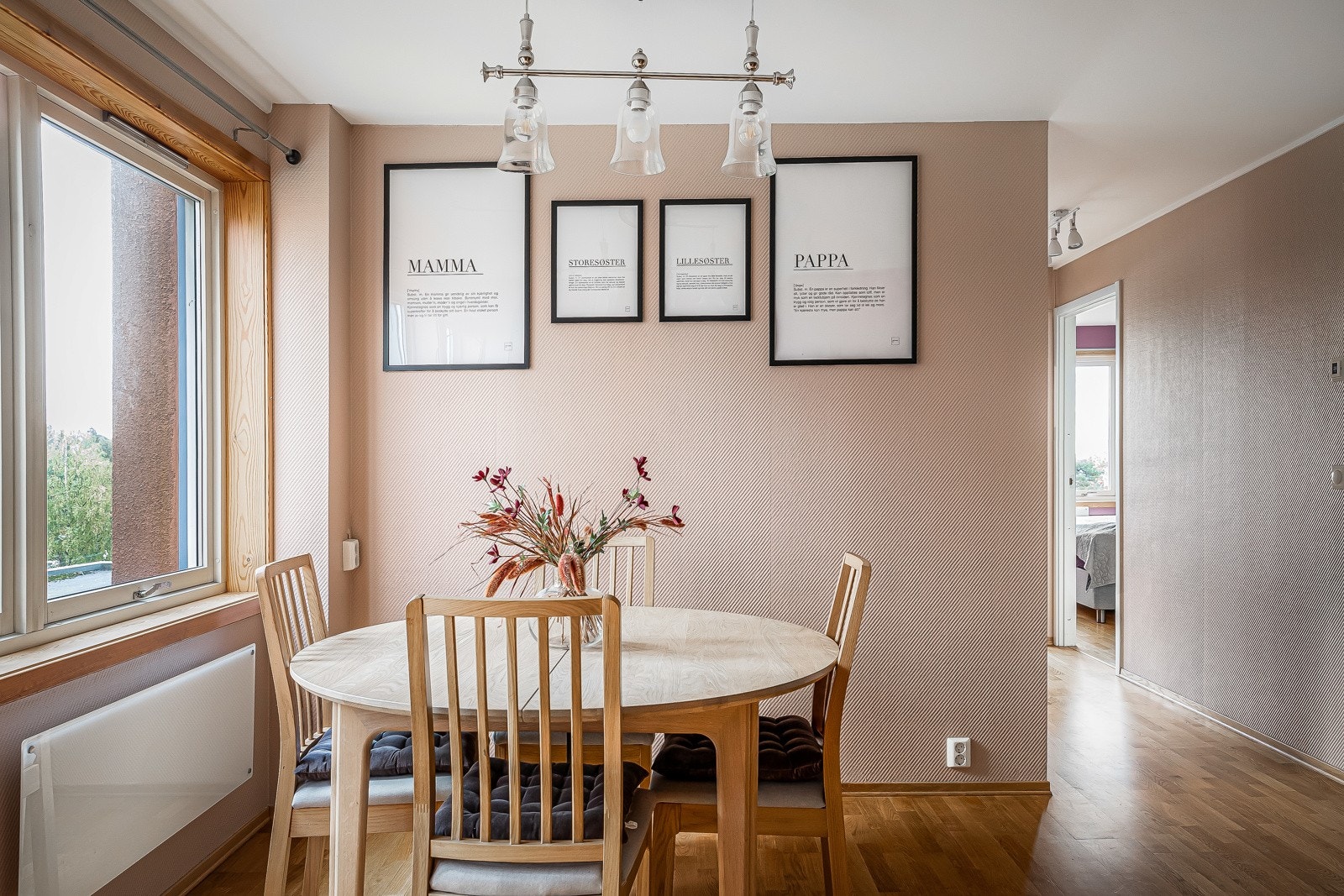 Ved kjøkkenet er det god plass til spisegruppe. Galleribilde