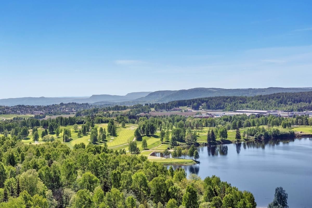 Bogstadvannet med mulighet for bading om sommeren og ski/skøyter om vinteren. Galleribilde