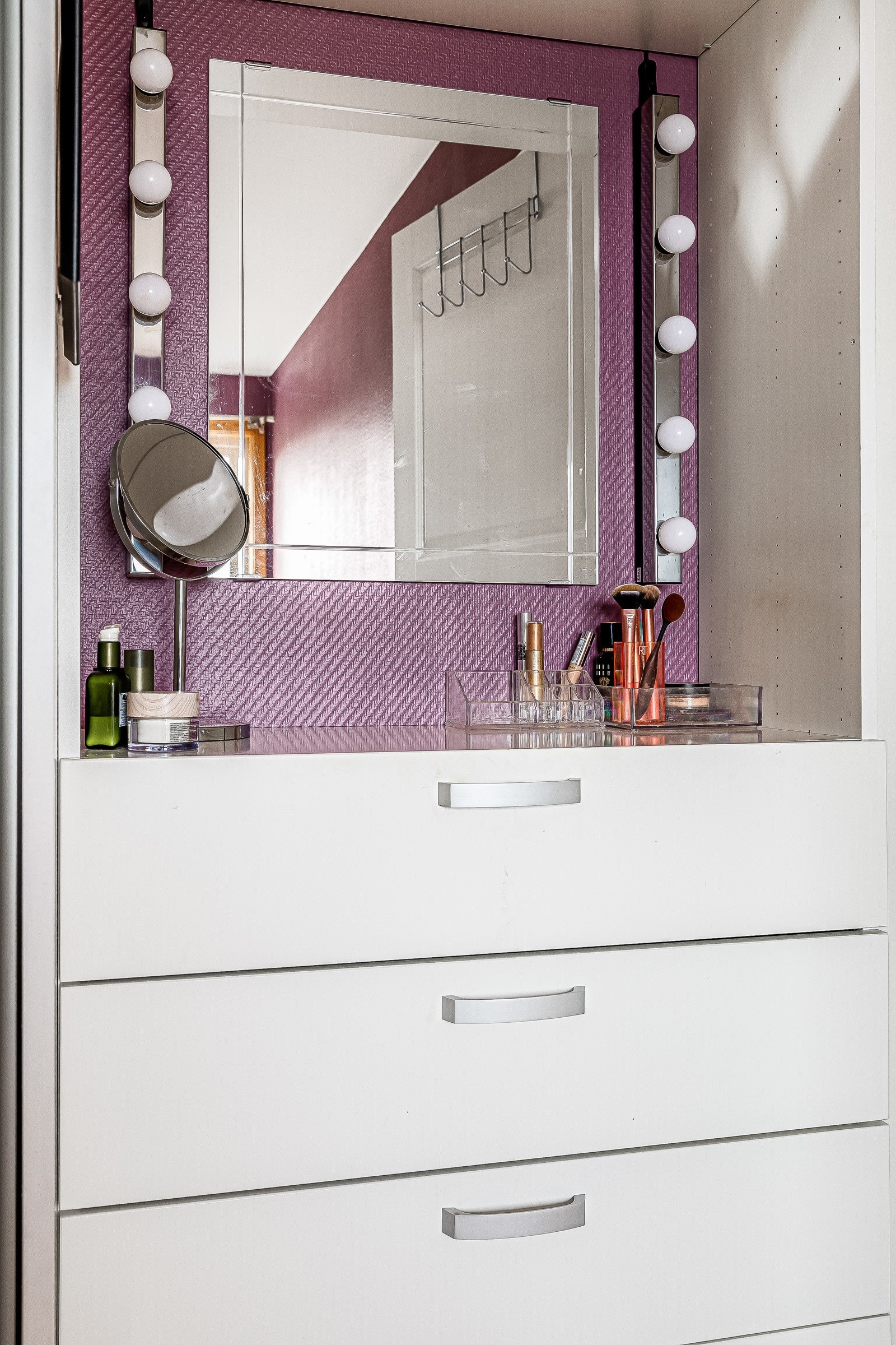 Hovedsoverommet med eget sminkebord over kommoden. Galleribilde