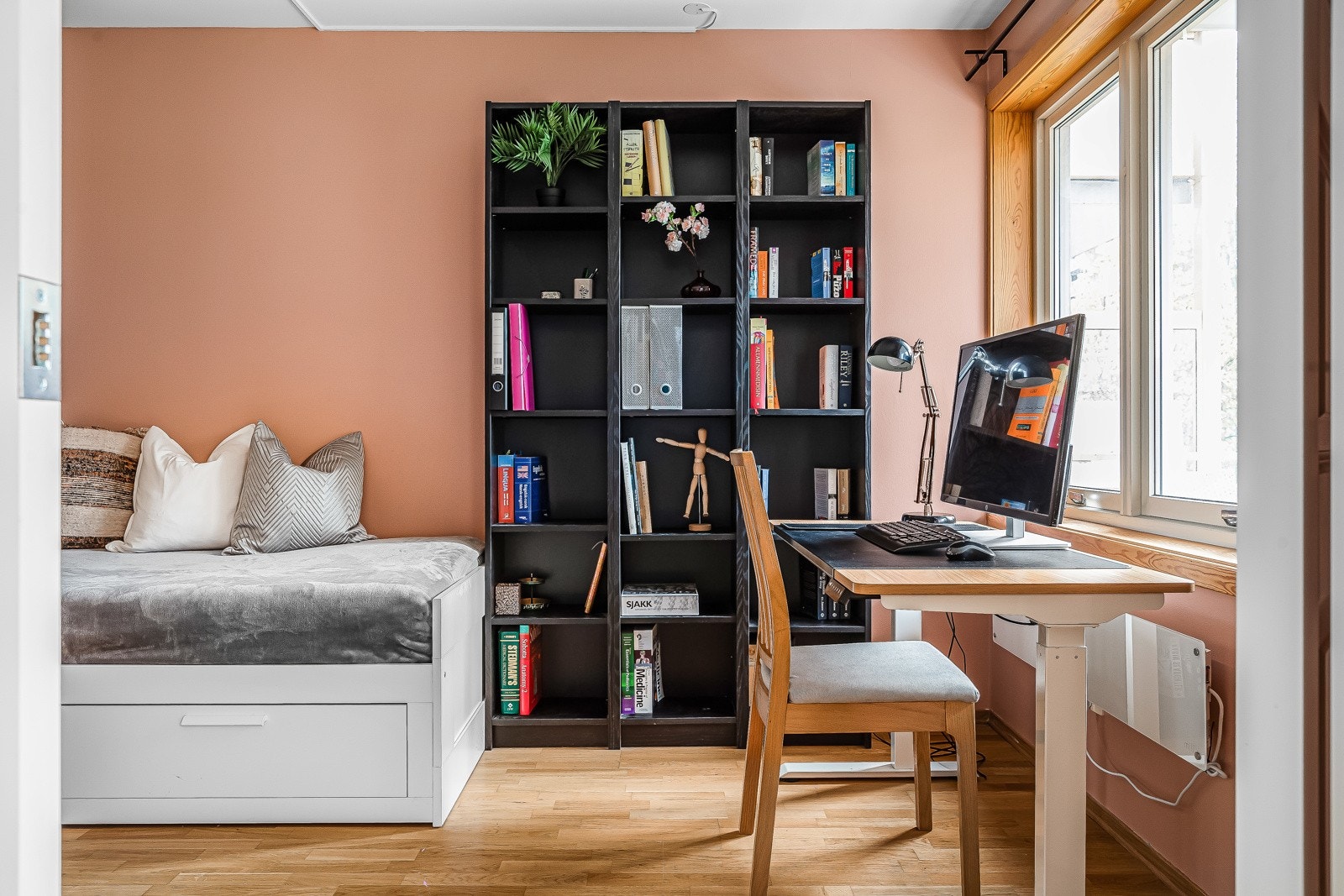 Soverom 2. Kontorpulten finner sin naturlige plass ved vinduet. Galleribilde