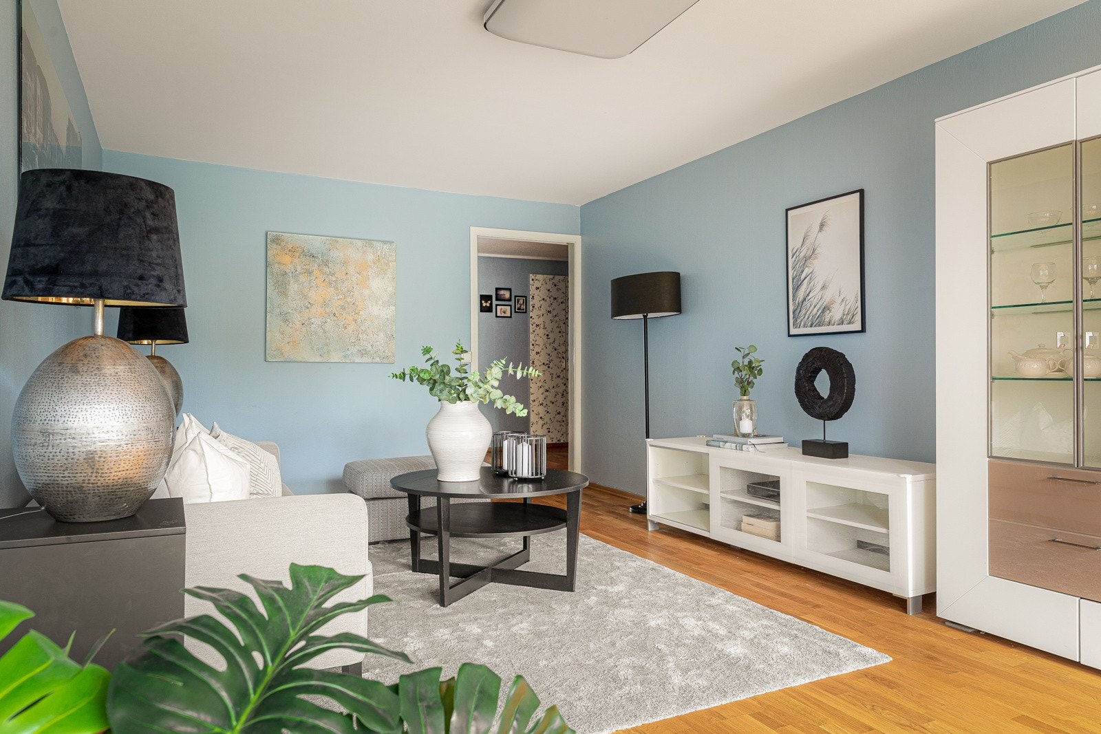 Leiligheten har en fin og luftig stue, et nydelig oppholdsrom det er lett å trives i. Galleribilde