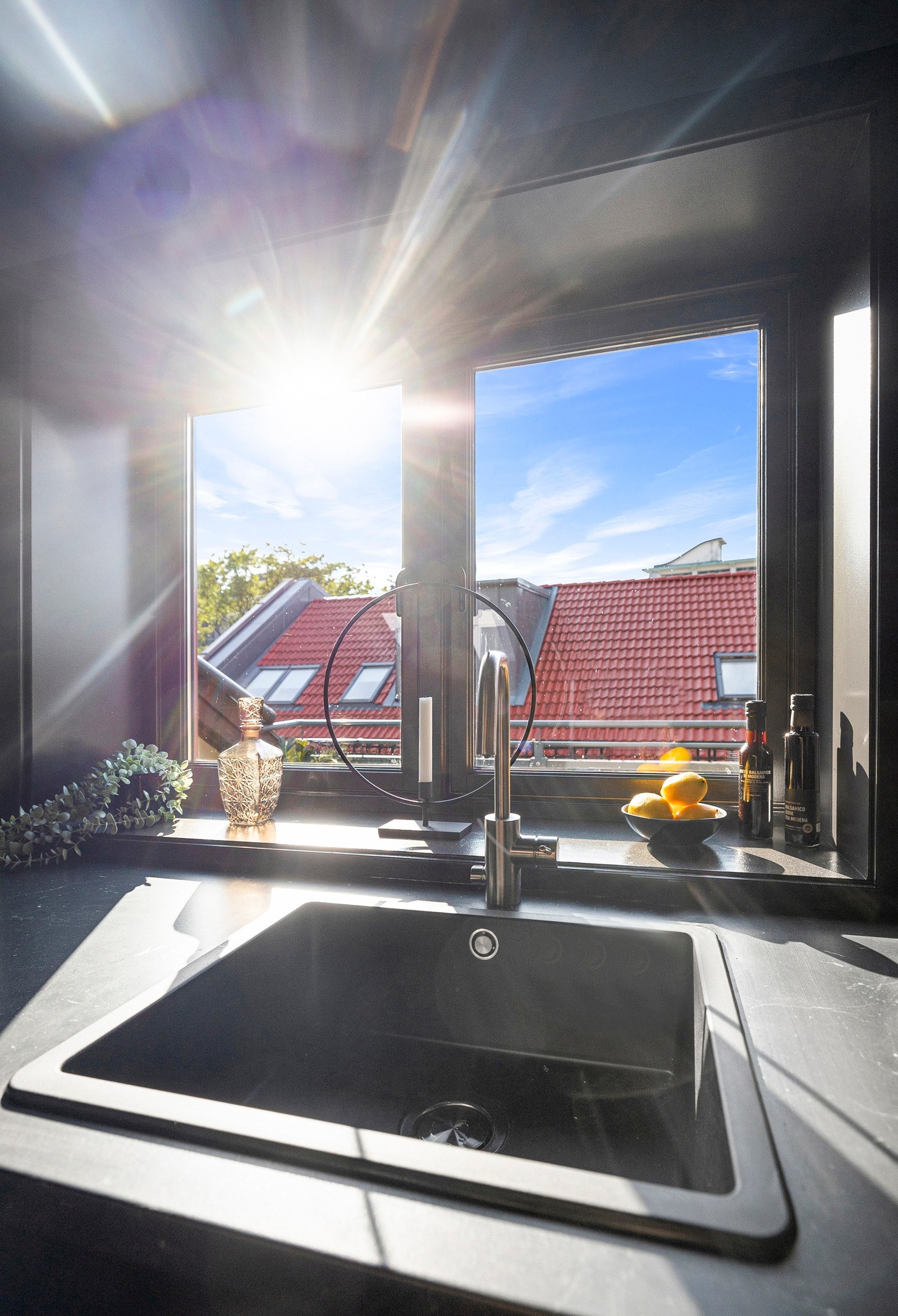 I benkeplaten er det nedfelt enkel oppvaskkum. Galleribilde