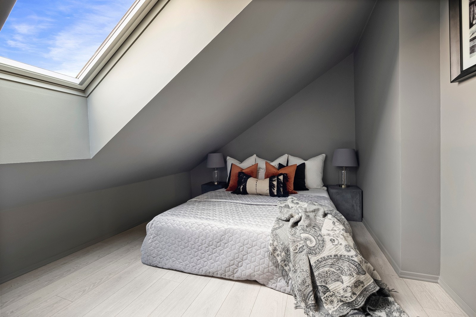 Da bygget ble renovert i 2007 ble det satt inn nye vinduer. Galleribilde