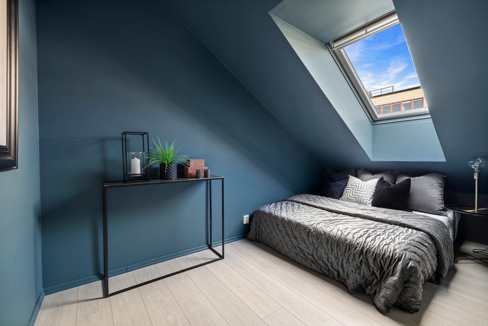 Begge soverommene har skråhimlinger med Velux takvinduer. Galleribilde