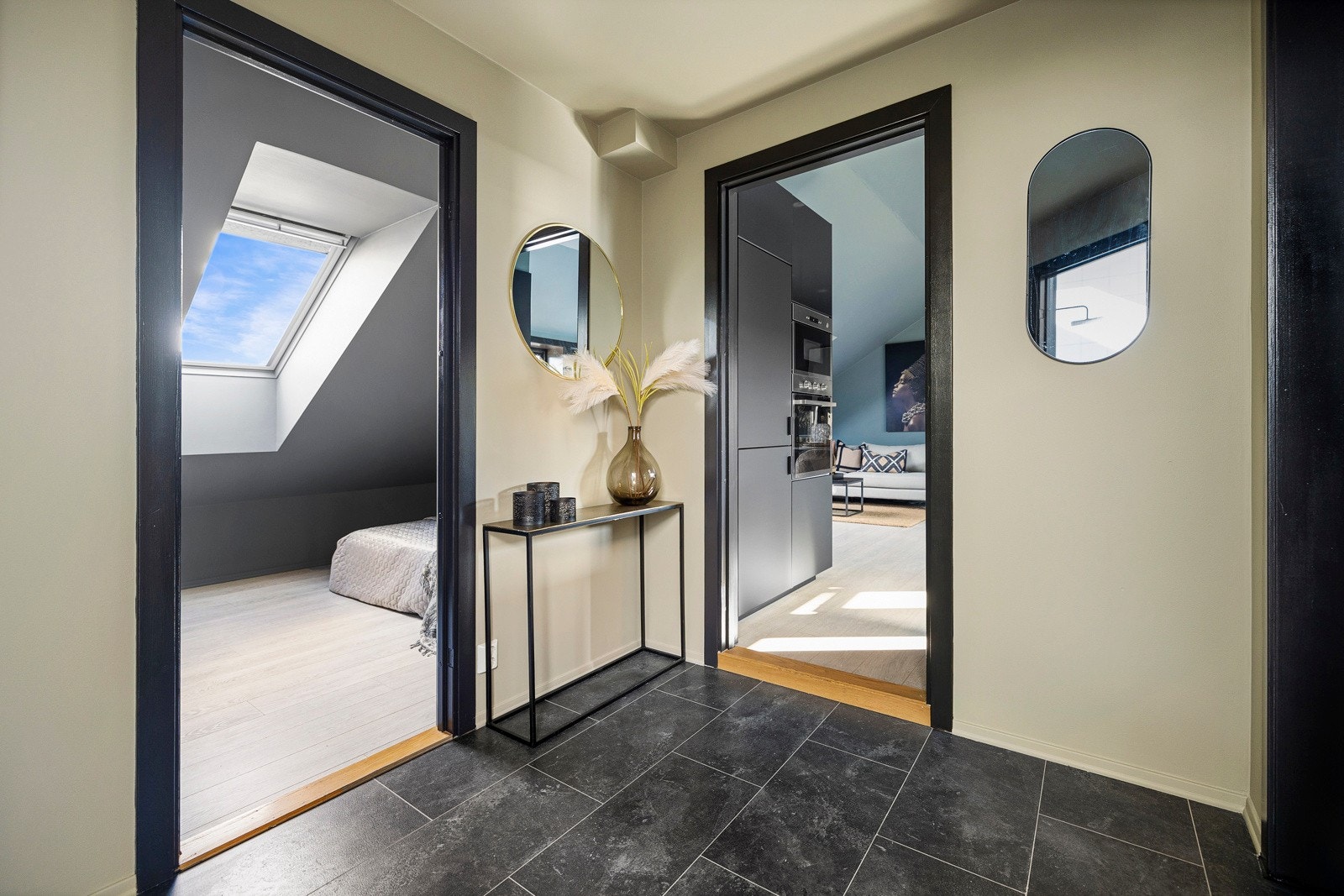 Entreen har adkomst til alle rom i leiligheten. Galleribilde