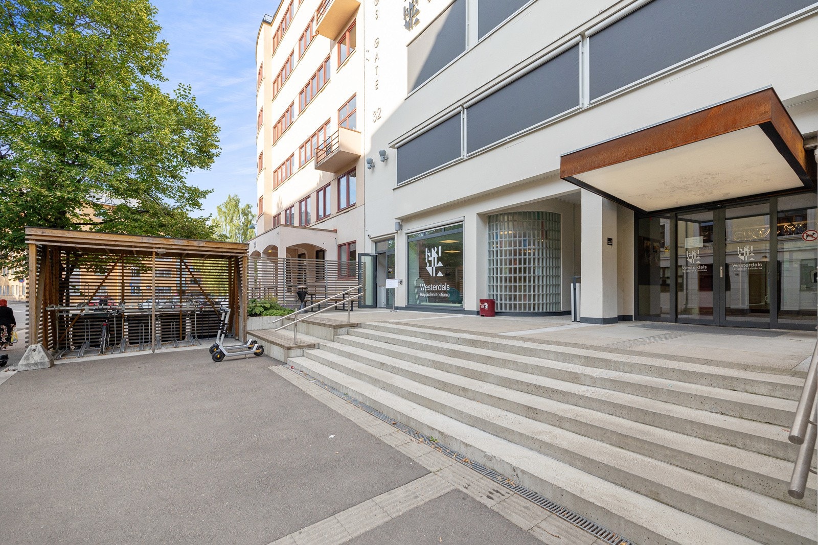 Fra leiligheten er det kort vei til flere utdanningsinstitusjoner som f.eks Høyskolen Kristiania. Galleribilde