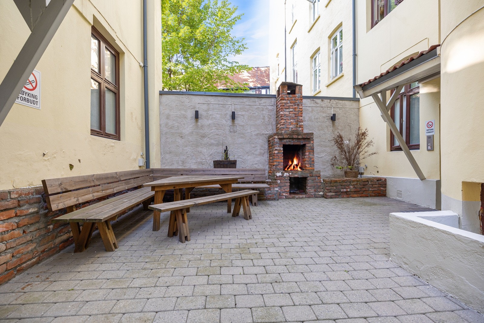 I gårdsrommet er det etablert en egen utepeis. Galleribilde