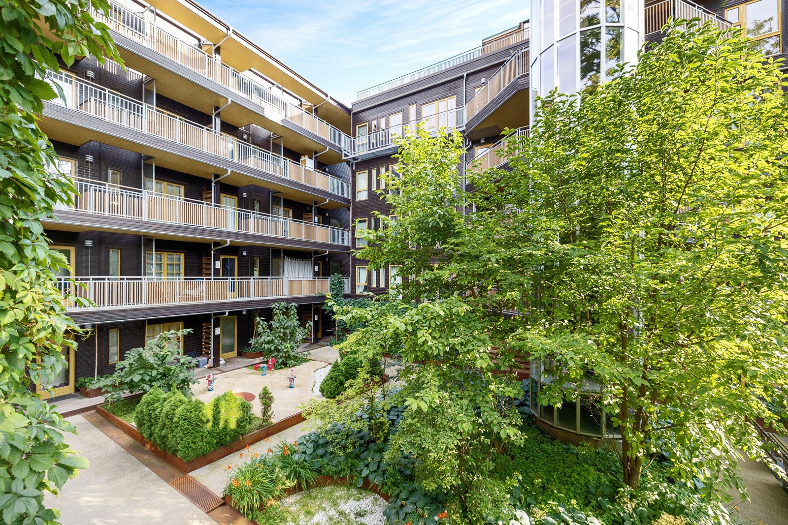 Indre gårdsrom gir inntrykk av å være en frodig oase. Galleribilde