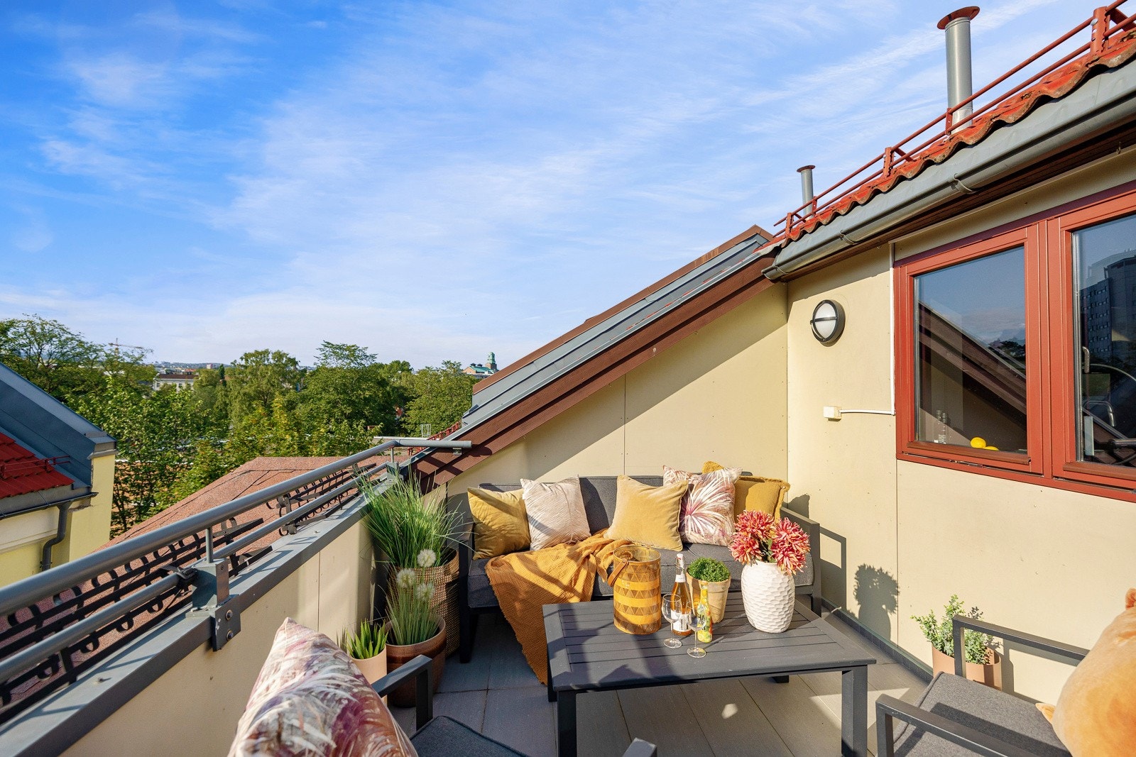 Utenfor kjøkken og stue ligger en inntrukket takterrasse på 11 kvm. Galleribilde